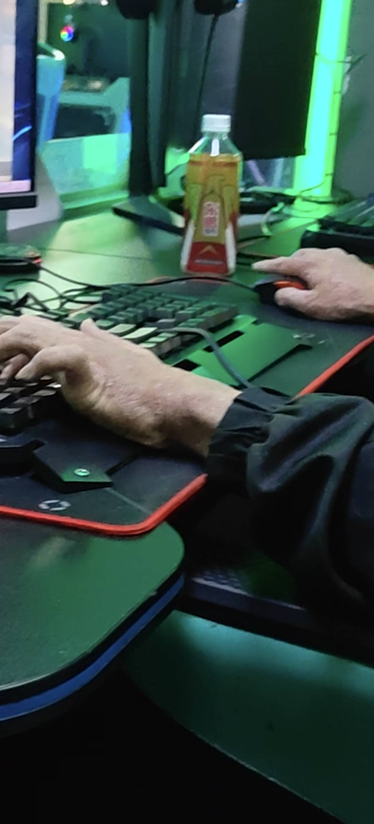 . 上个网 隔壁这是什么情况  吓得我赶紧跑了


4 / 作者:天大地大@ / 