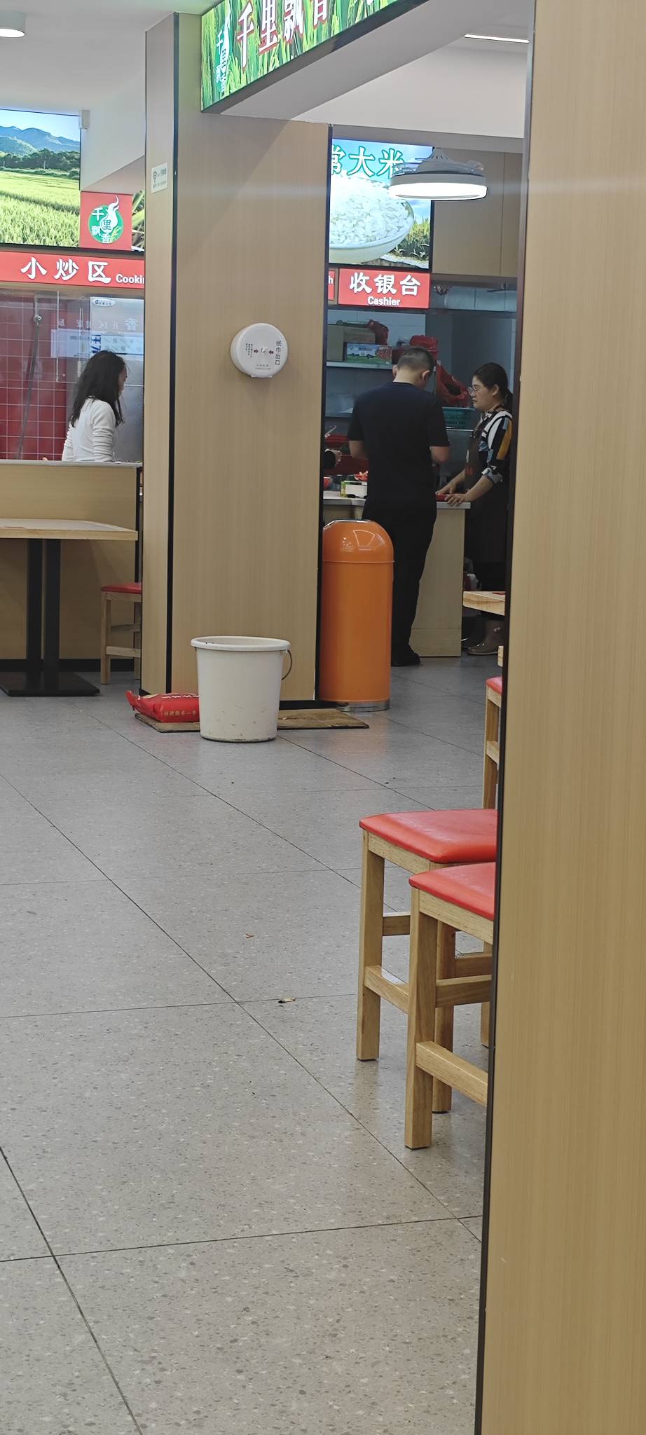 不是现在用现金付款显得很尴尬？

32 / 作者:卡农豆包 / 