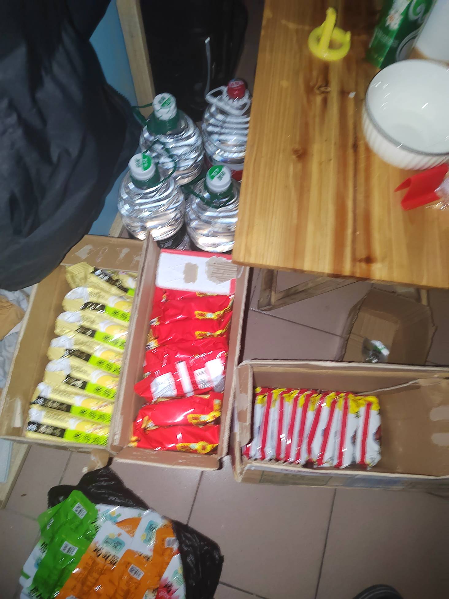 老哥们一个人应该够过年了吧？三箱泡面，10袋速冻饺子，还有牛腱子肉过年煮饺子凉拌牛64 / 作者:挂比了救我鸭 / 