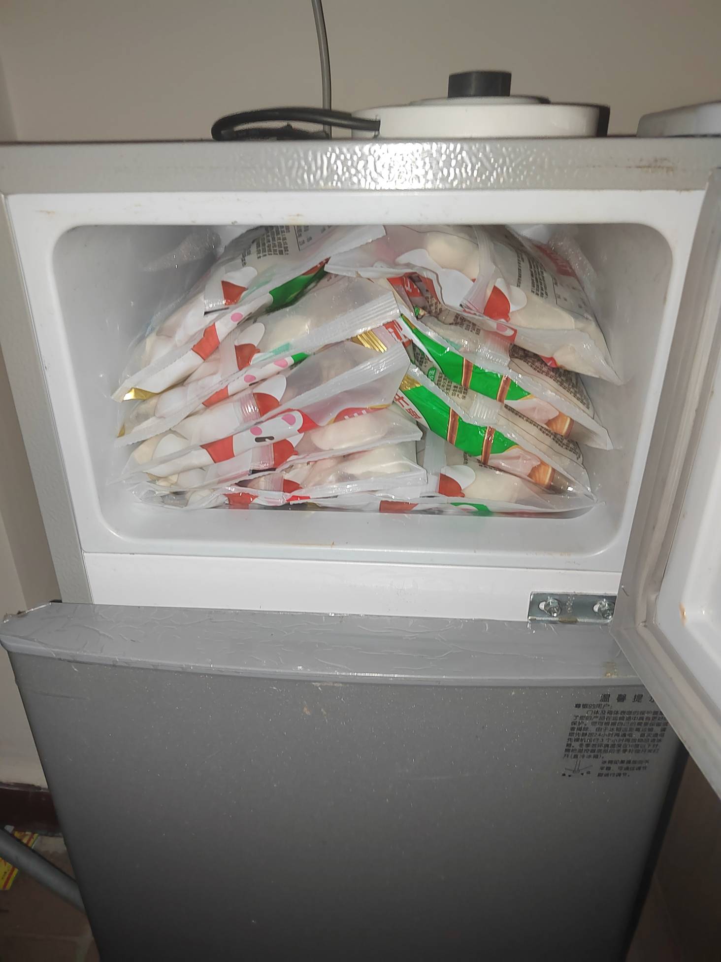 老哥们一个人应该够过年了吧？三箱泡面，10袋速冻饺子，还有牛腱子肉过年煮饺子凉拌牛90 / 作者:挂比了救我鸭 / 