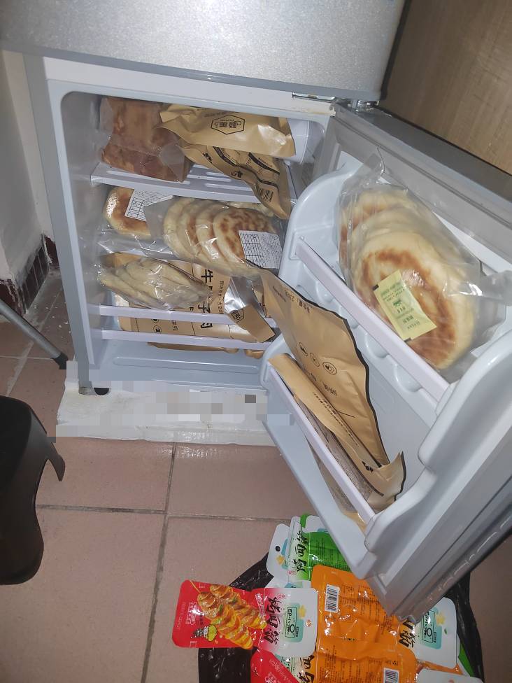 老哥们一个人应该够过年了吧？三箱泡面，10袋速冻饺子，还有牛腱子肉过年煮饺子凉拌牛5 / 作者:挂比了救我鸭 / 