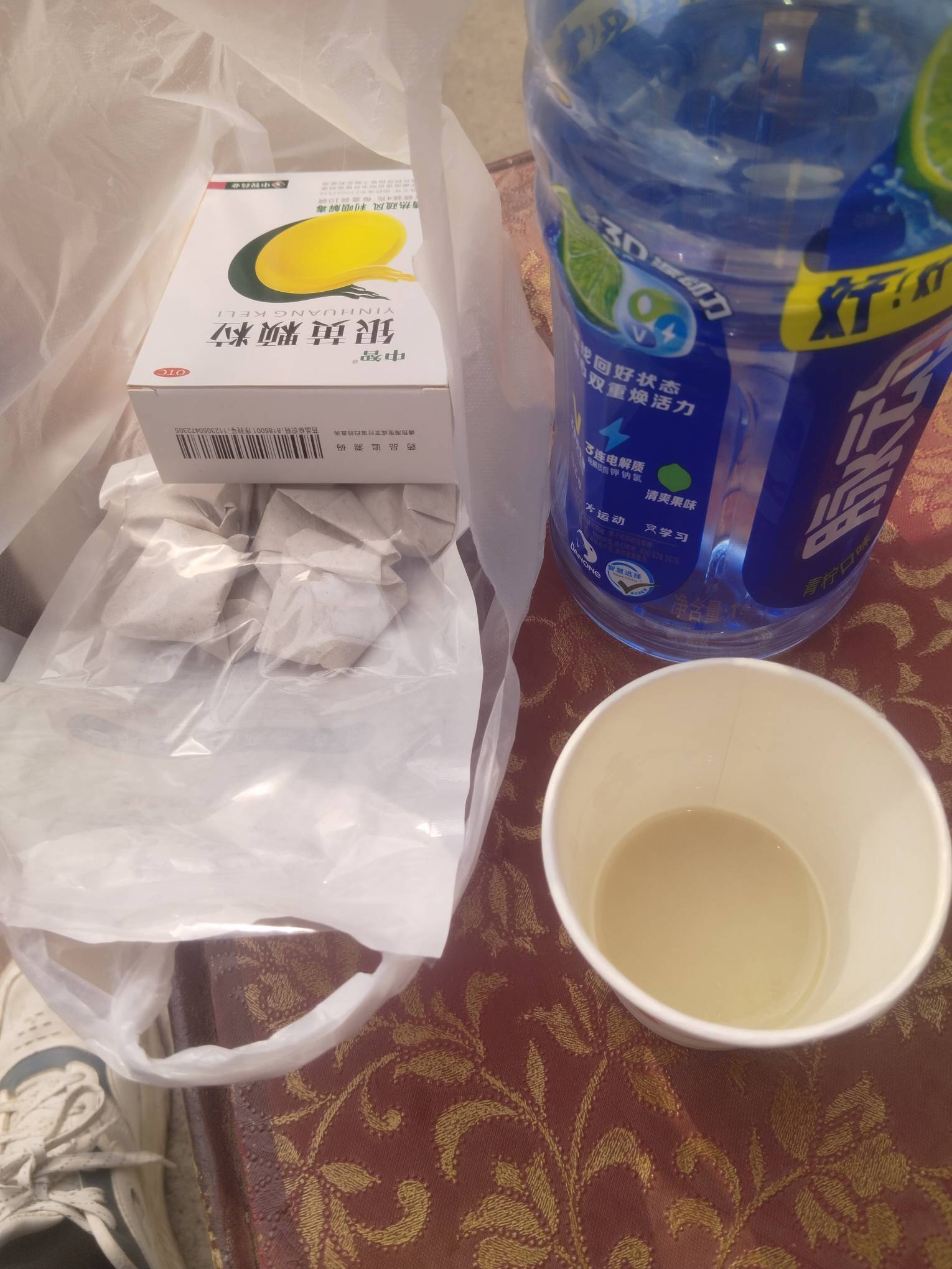 喉咙痛去小诊所拿药一包十几颗药，一天吃几十粒药，拿了3天的药20块，小诊所拿人当猪35 / 作者:提莫大王 / 