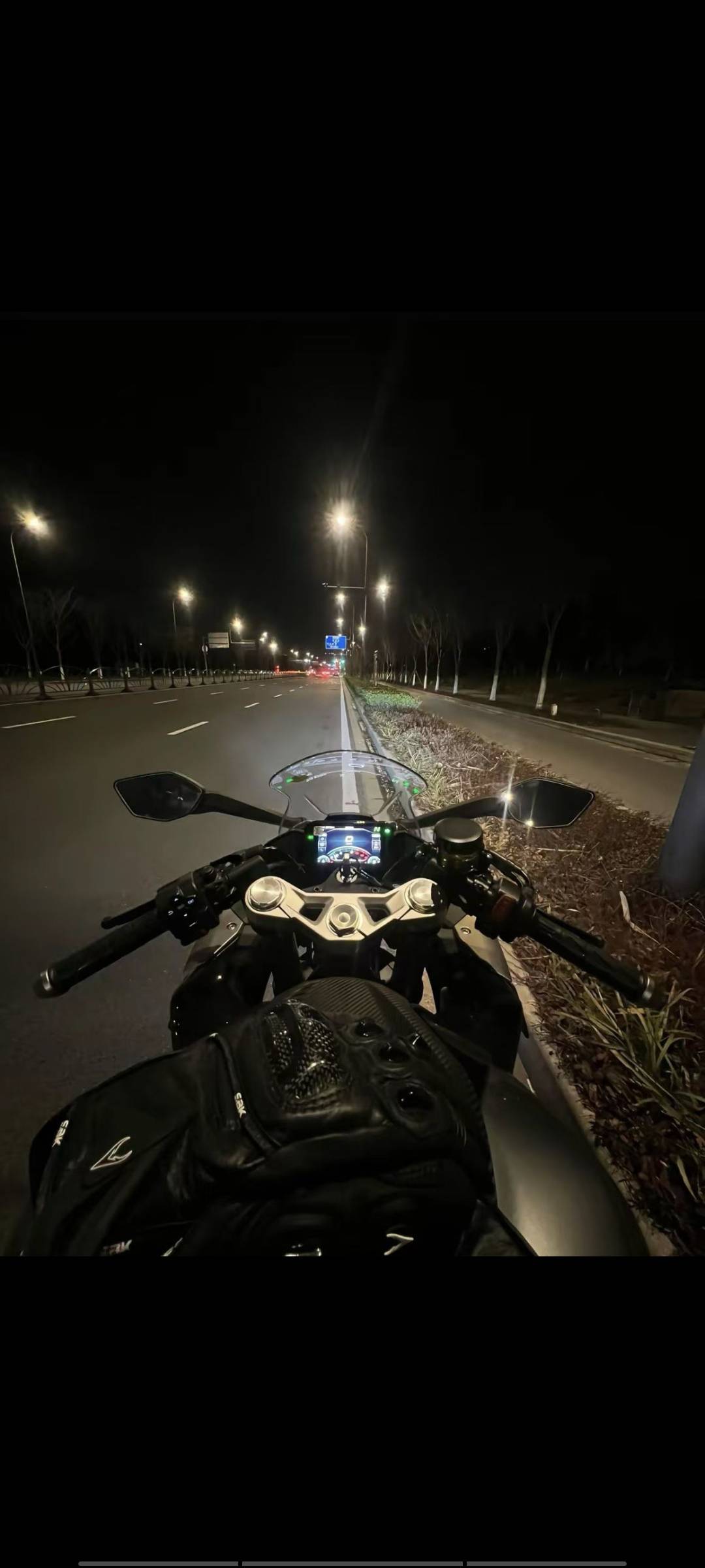 过年啦，祝老哥们早日脱离苦海，过年一个人连家都不回，实在是难受，祝你们早日脱离苦18 / 作者:我就是太阳的姐 / 