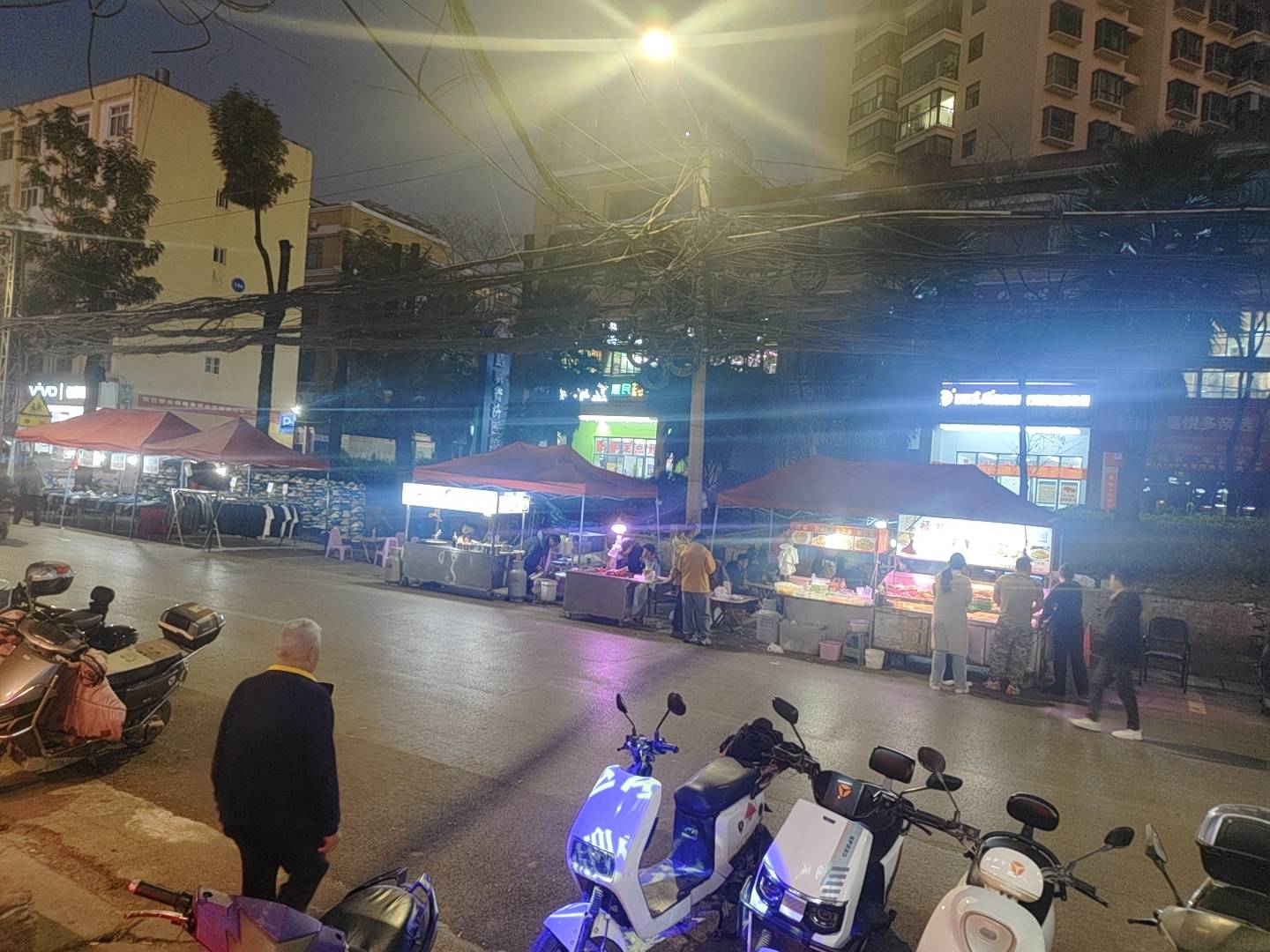 外卖越来越贵了，吃不起了，还好楼下还剩几家小吃摊

99 / 作者:三朵桃花11 / 