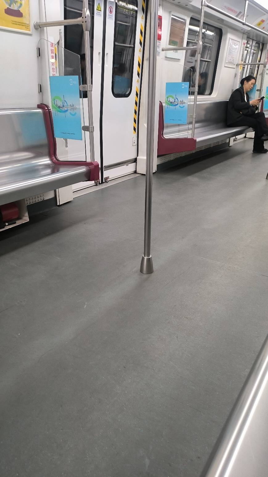 挂壁仔身上500块钱也回家过年了。

14 / 作者:光脚不怕穿鞋 / 