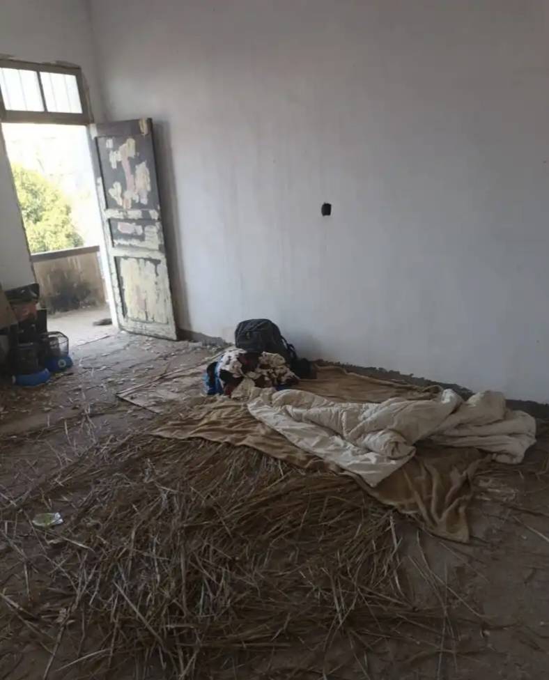 老哥们在家吃的满嘴流油，只有我还在这挂壁破房子里过年，吃点馒头也是算过年了

31 / 作者:当狗不丢人 / 