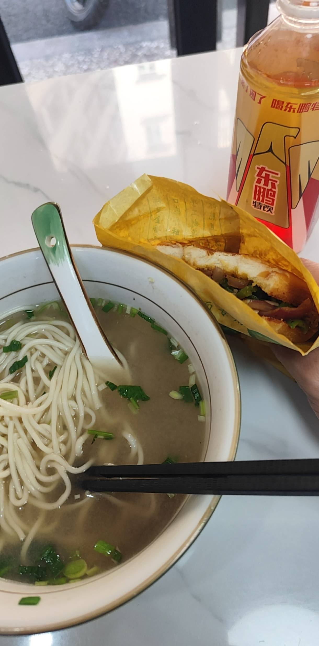 过年了，大街上找了一圈，只找到一个兰州拉面馆符合我的消费，一个牛肉拉面，一个肉夹14 / 作者:一起分享一下 / 