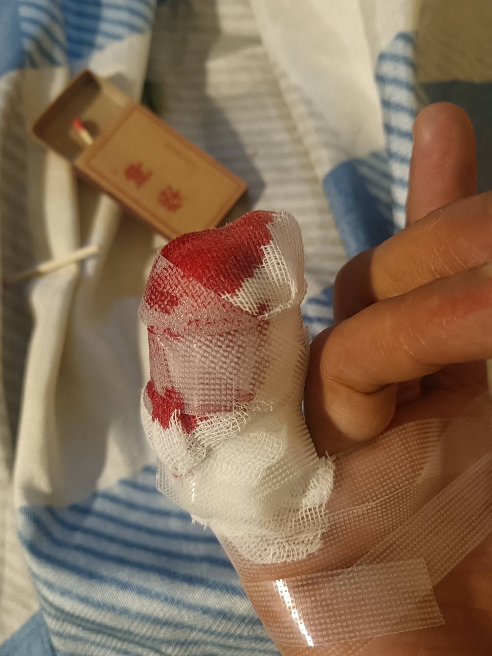 揉鼻子一定要控制力度，刚刚流鼻血好不容易止住
26 / 作者:蛋黄酱 / 