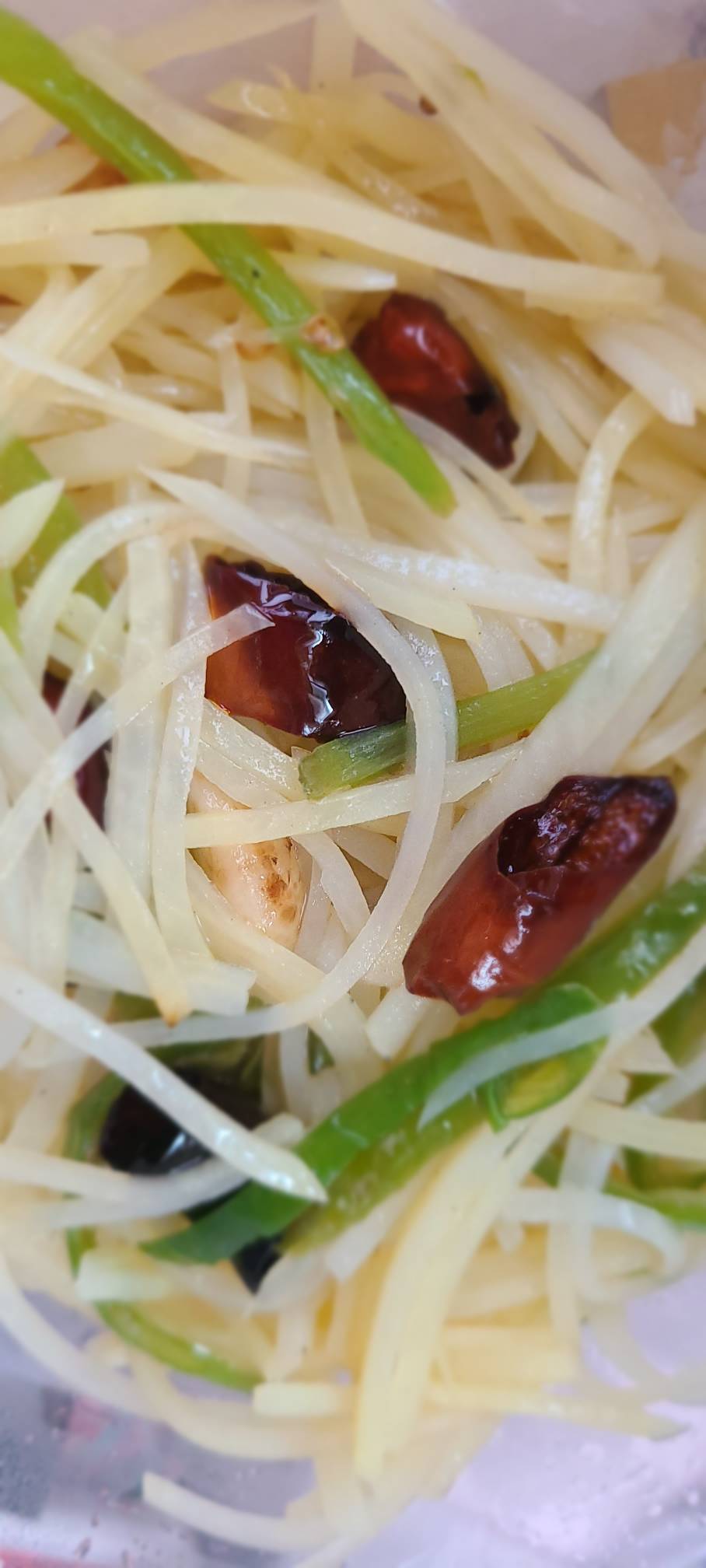 刚点了一份外卖，5公里外，商家50起送，配送费15。骑手送过来说你过年还点外卖啊，怎6 / 作者:本宝宝金 / 