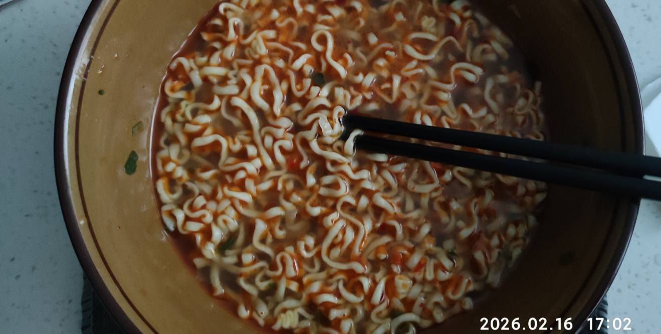 老哥们，除夕一个人在出租房吃泡面

9 / 作者:赚钱点女模 / 