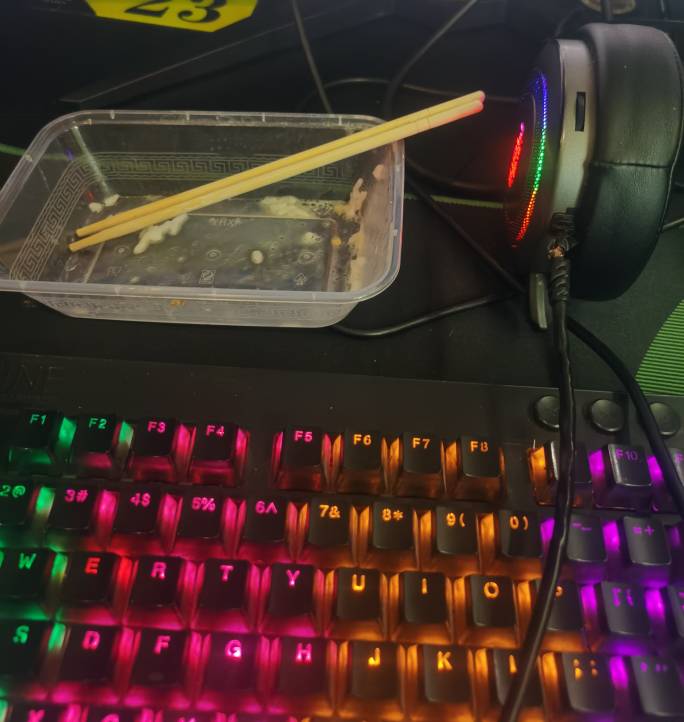 在网吧吃上年饭了，老板请客

33 / 作者:保证不在违规 / 