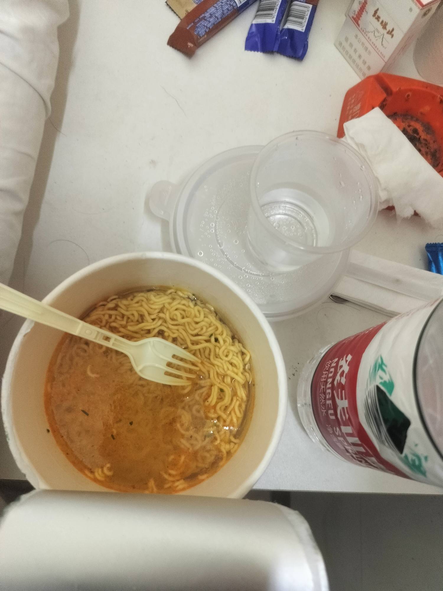 老哥们都是大鱼大肉，我就真的一桶泡面哎

27 / 作者:等风莱山区 / 