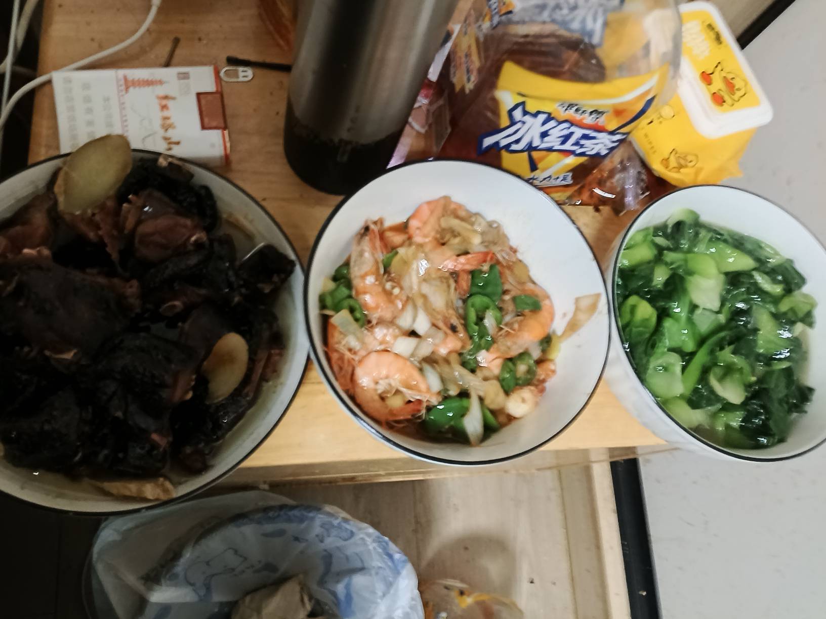 没钱，一个人花了30不到的挂壁年夜饭，希望明天不能这样了
祝所有老哥新年快乐

41 / 作者:红透半边天 / 