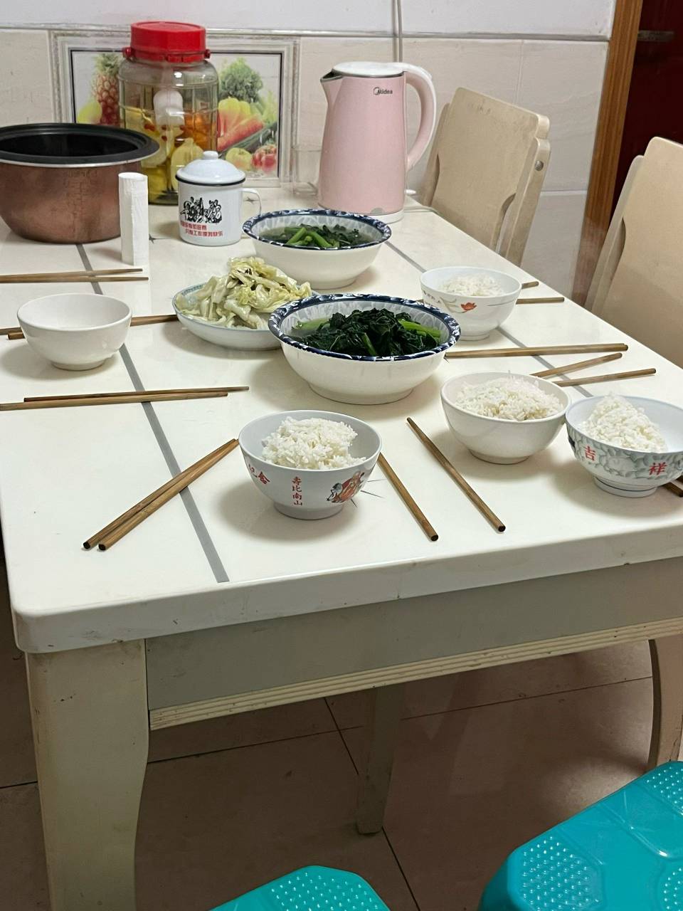老哥们吃饭了

32 / 作者:挂比了救我鸭 / 