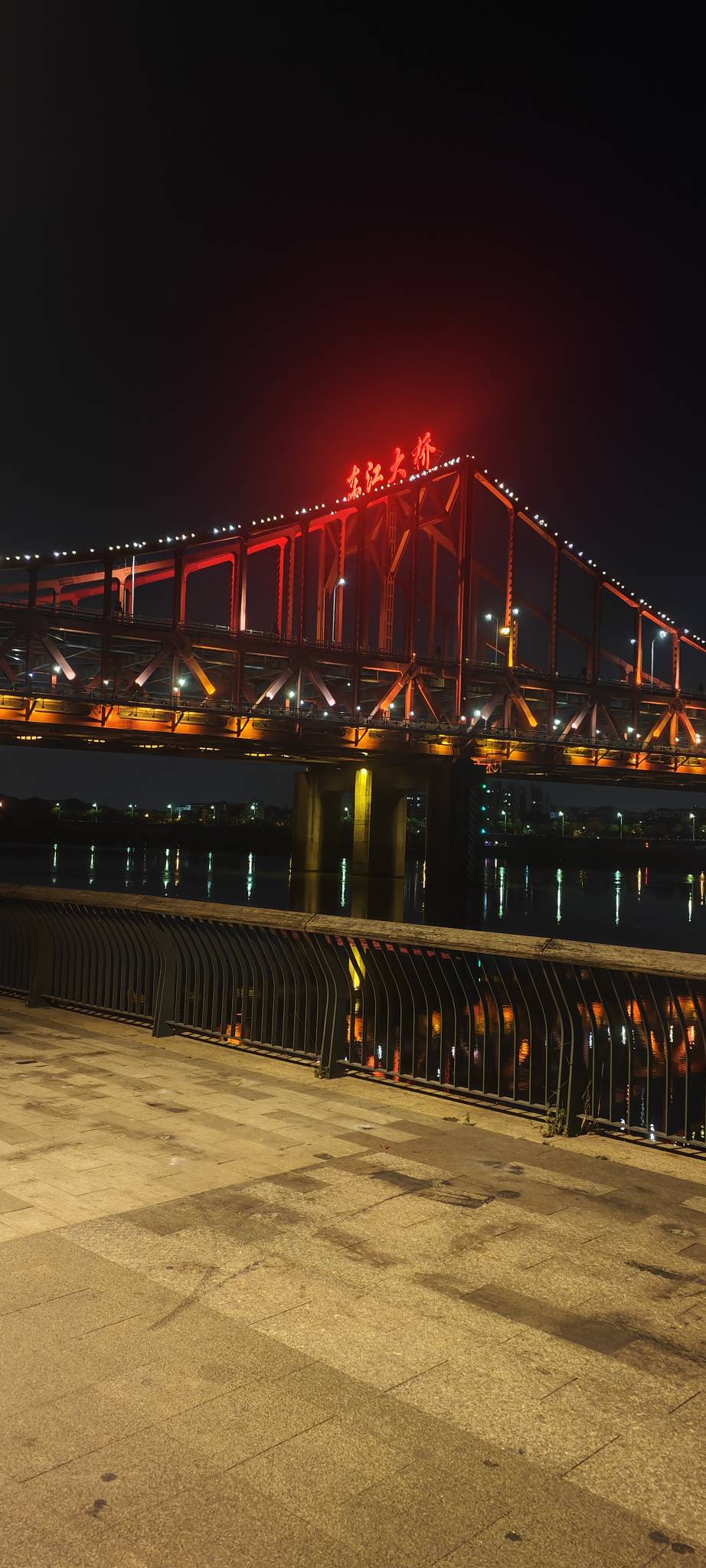 江边好多人啊！别躺在挂壁房里了@理理理66 @素质低下 @靓仔阿京 @

5 / 作者:卡农豆包 / 