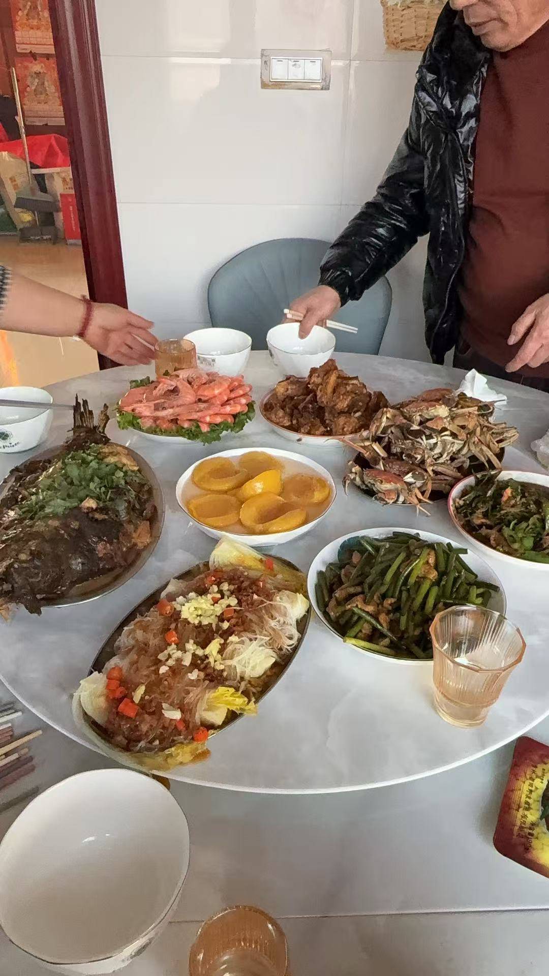 老哥们，新年快乐，在鞍山给老板卖海鲜，今天放假离家太远，去对象家吃年夜饭了


26 / 作者:泪水打湿豆豆鞋 / 