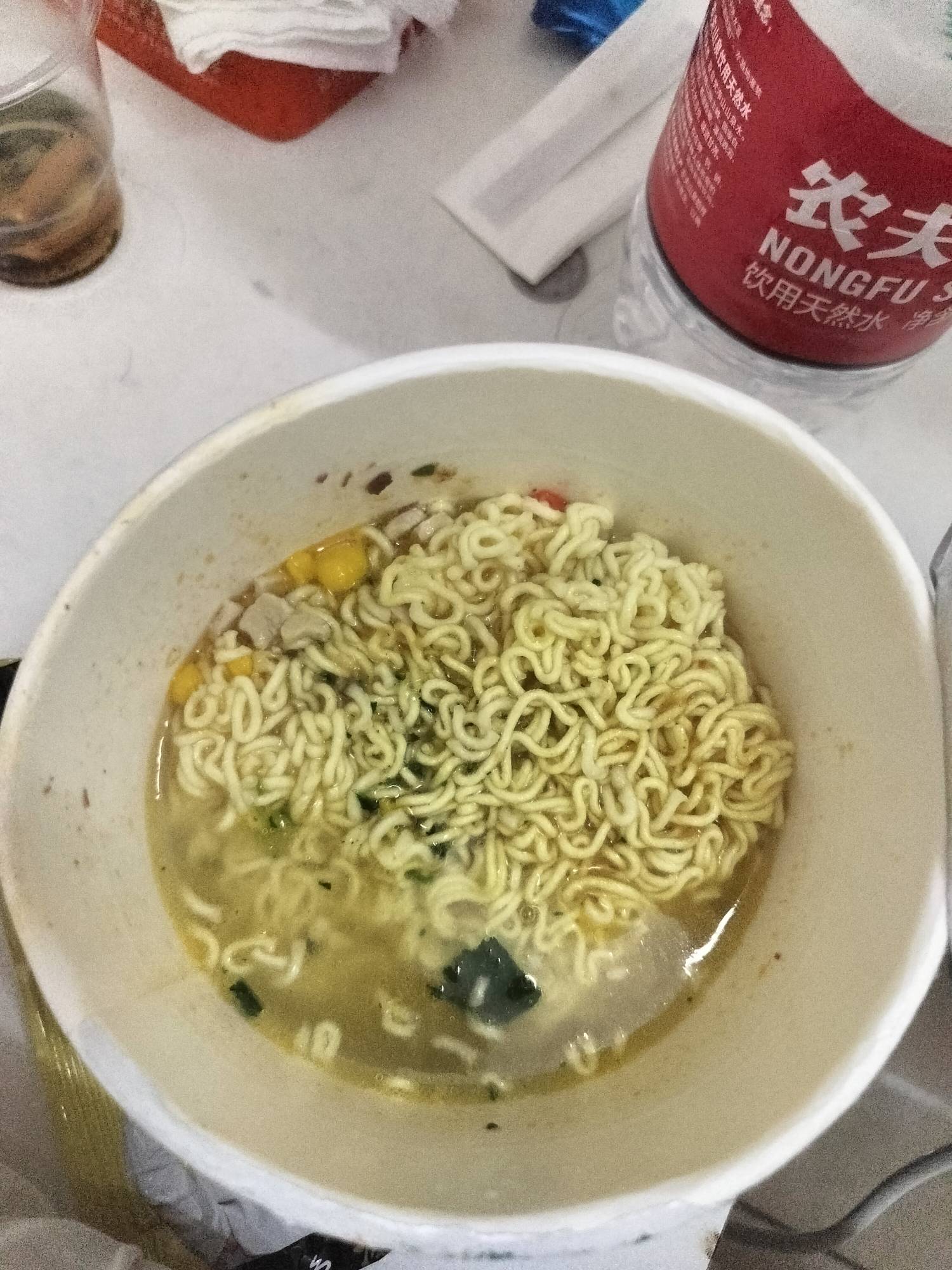 肯德基 麦当劳太贵没舍得点，搞包泡面吃一下算了 哎今天过年就吃了两包泡面老哥们

56 / 作者:等风莱山区 / 