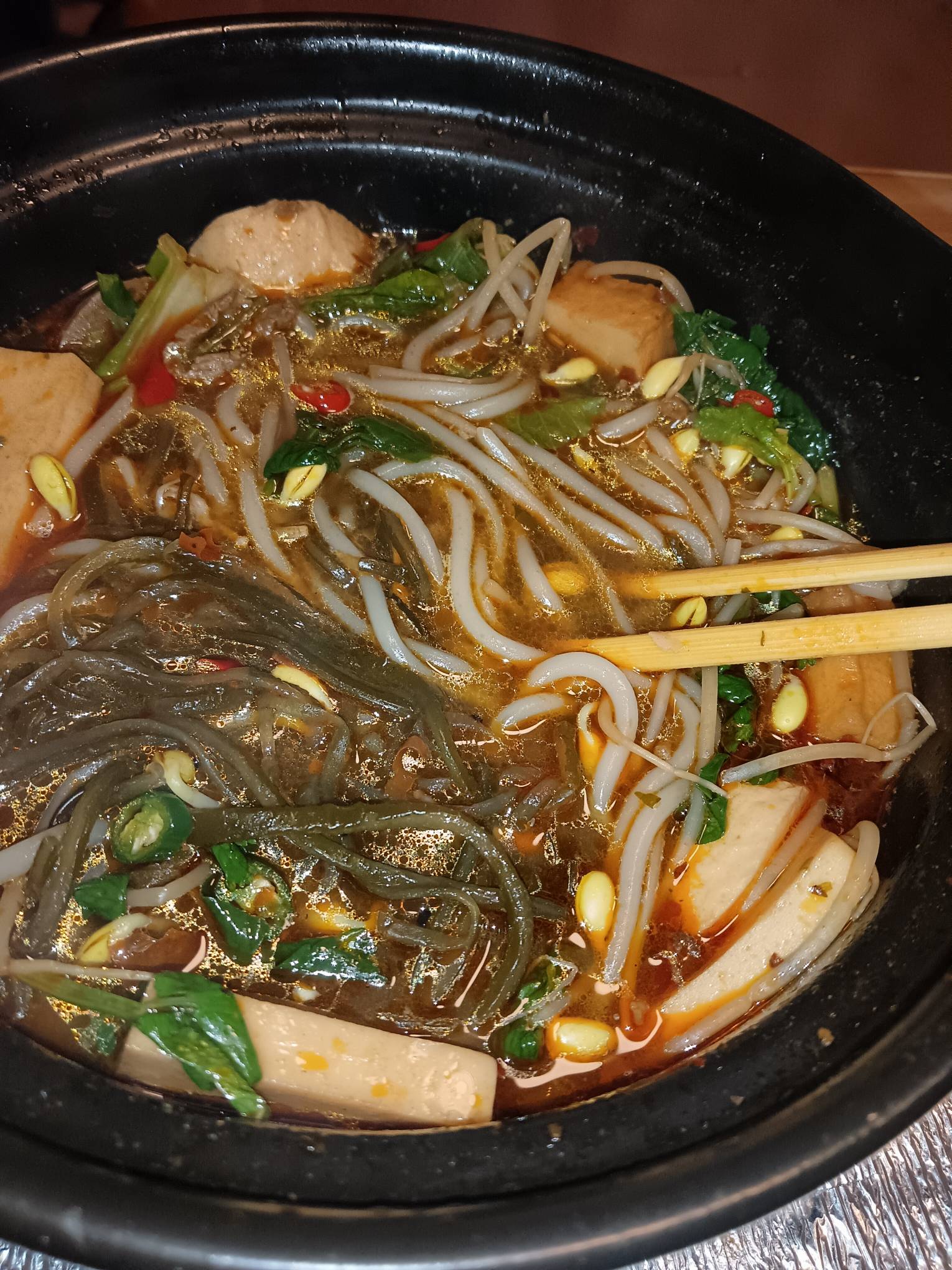 挂壁房自己做了点米线，搞了点小水果，还有战备干粮火腿肠小面包，这个年就算过了，哪55 / 作者:从简从简 / 