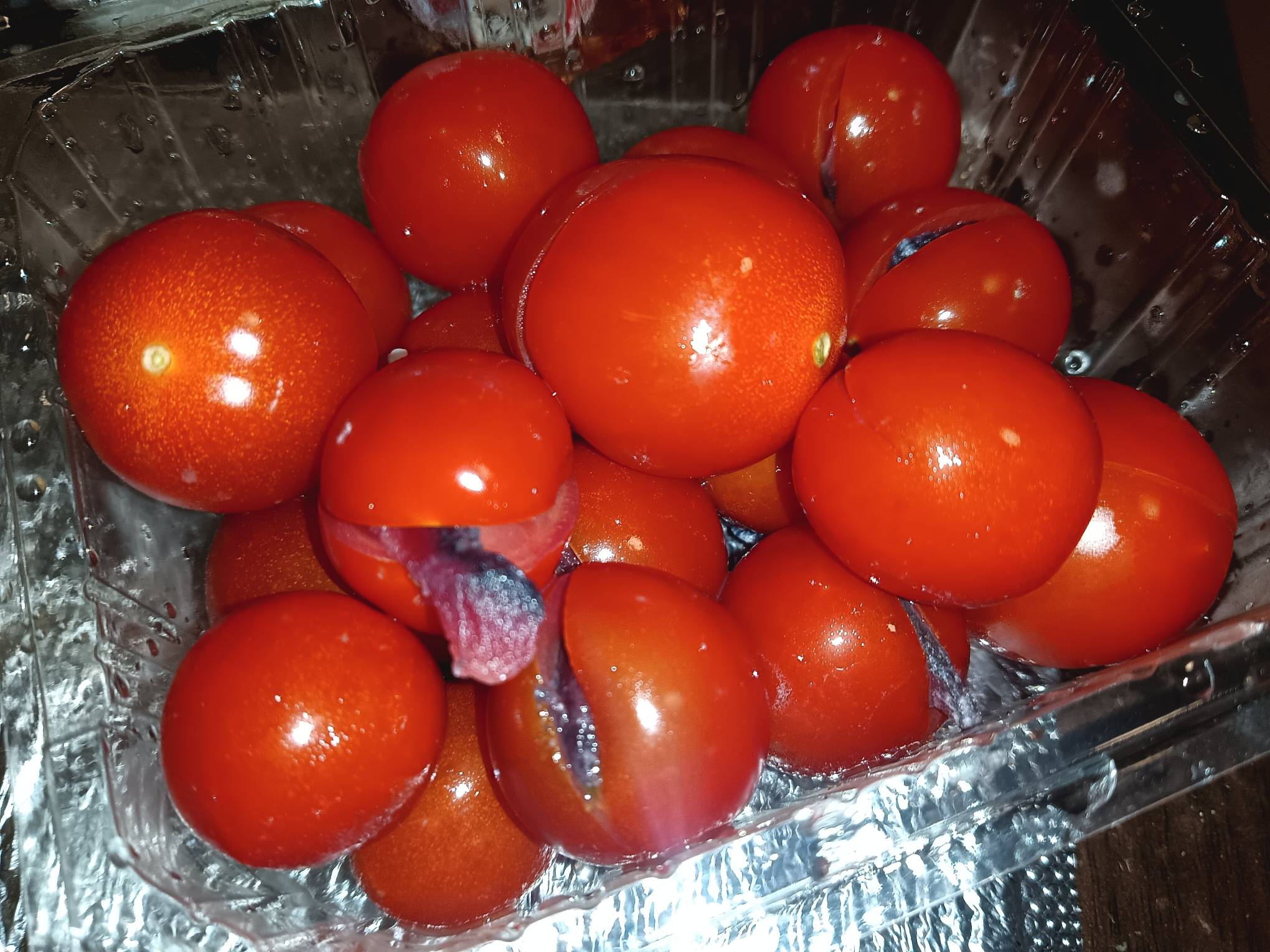 挂壁房自己做了点米线，搞了点小水果，还有战备干粮火腿肠小面包，这个年就算过了，哪21 / 作者:从简从简 / 