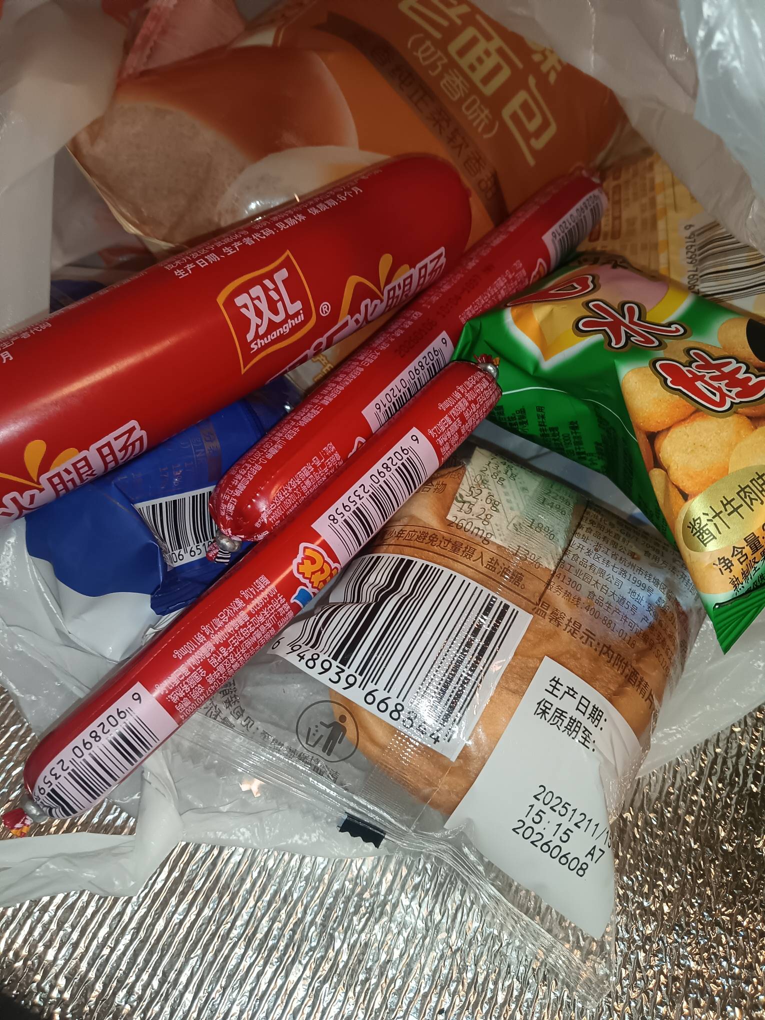 挂壁房自己做了点米线，搞了点小水果，还有战备干粮火腿肠小面包，这个年就算过了，哪58 / 作者:从简从简 / 