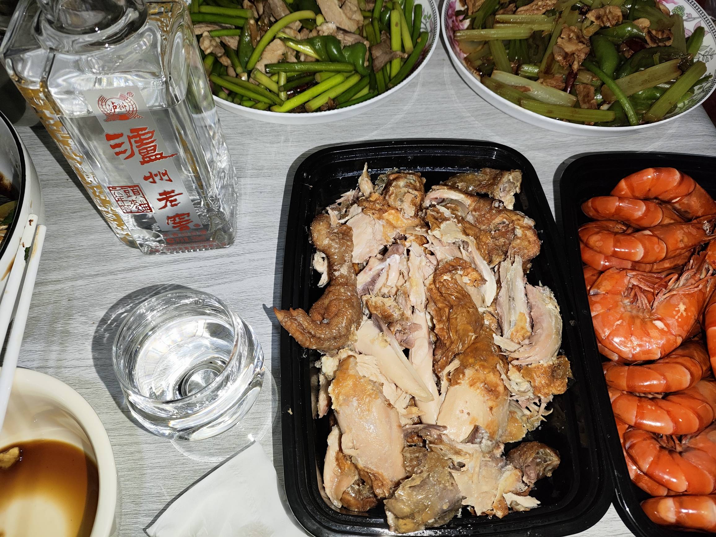 我是熬夜冠军从八点熬到现在。半斤白的，一瓶富佳伦红的，现在开始啤的了




23 / 作者:会飞的大鲨鱼 / 