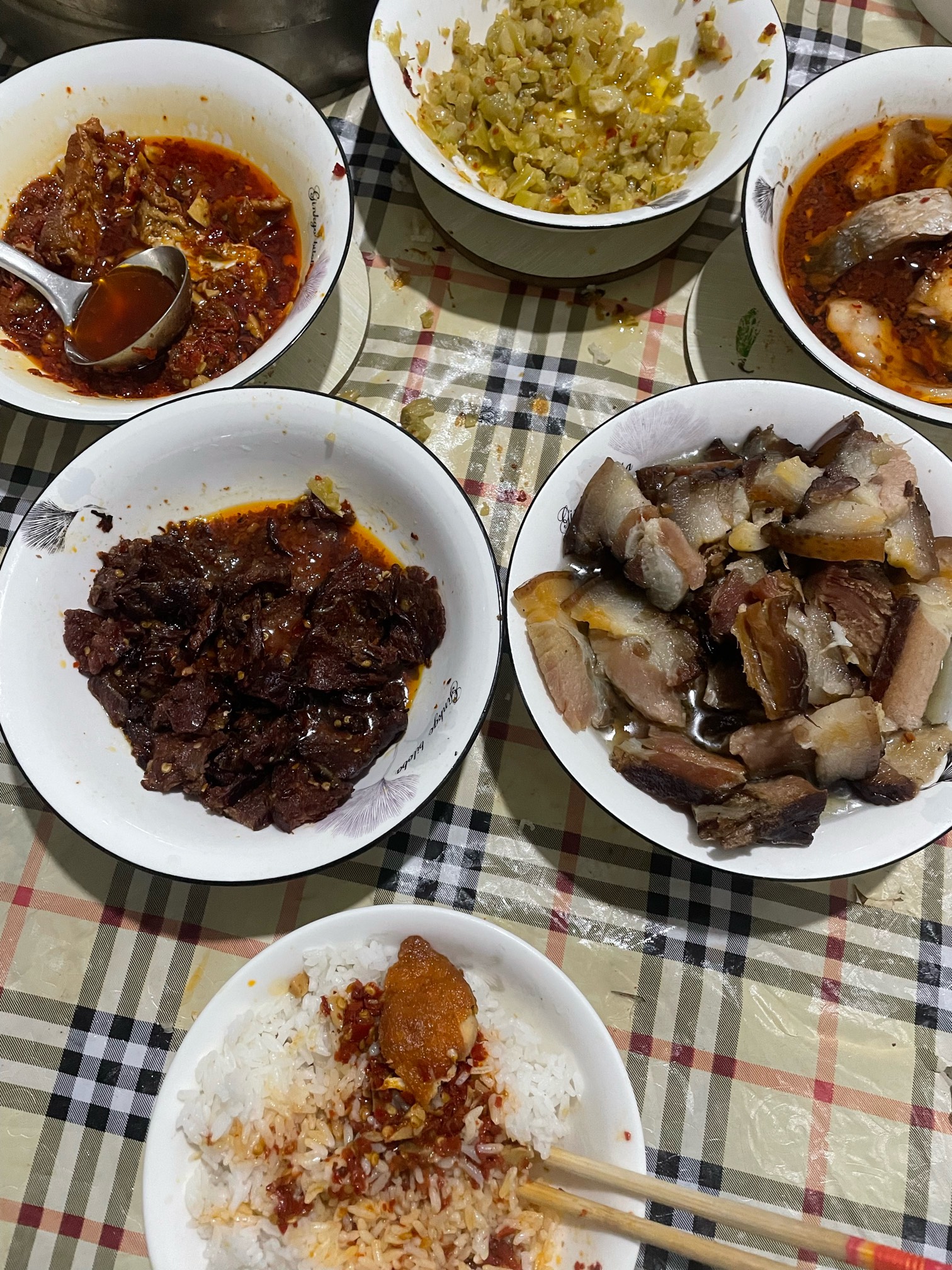 吃的满嘴流油，家里都出去拜年了！一个人慢慢吃 美滋滋

43 / 作者:溜达发财 / 