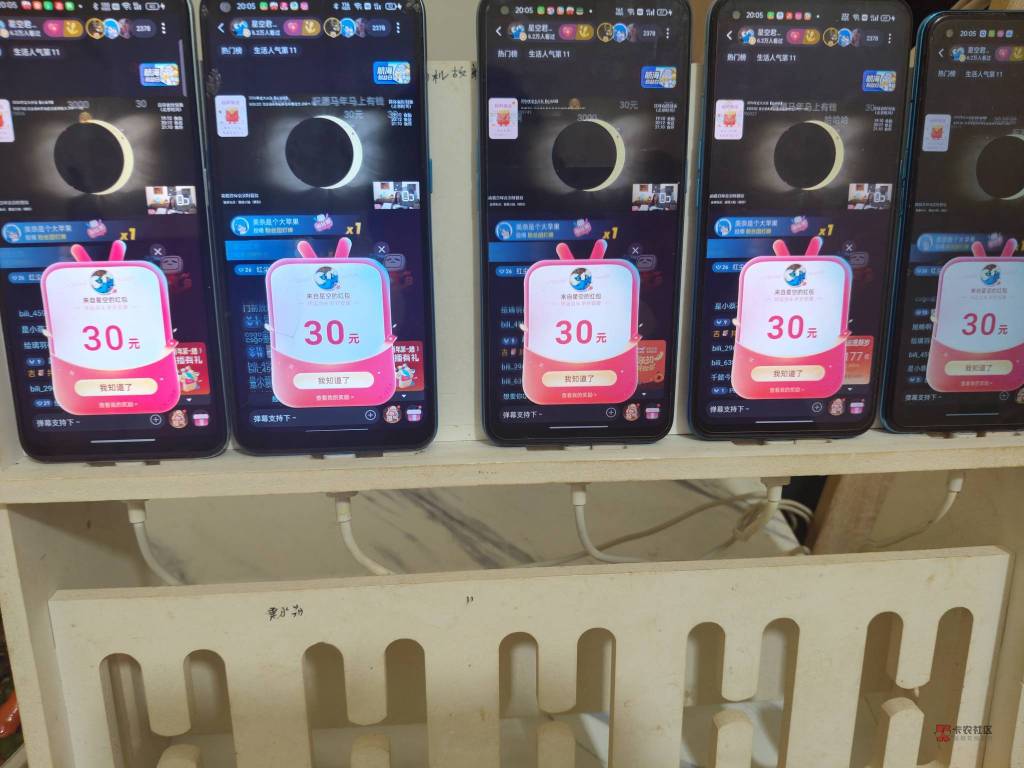 吃完饭，一家人坐在沙发上看春晚，你掏出18个手机，说要抽央视频的五粮液。亲戚们也不99 / 作者:!陈豆豆睡得着! / 