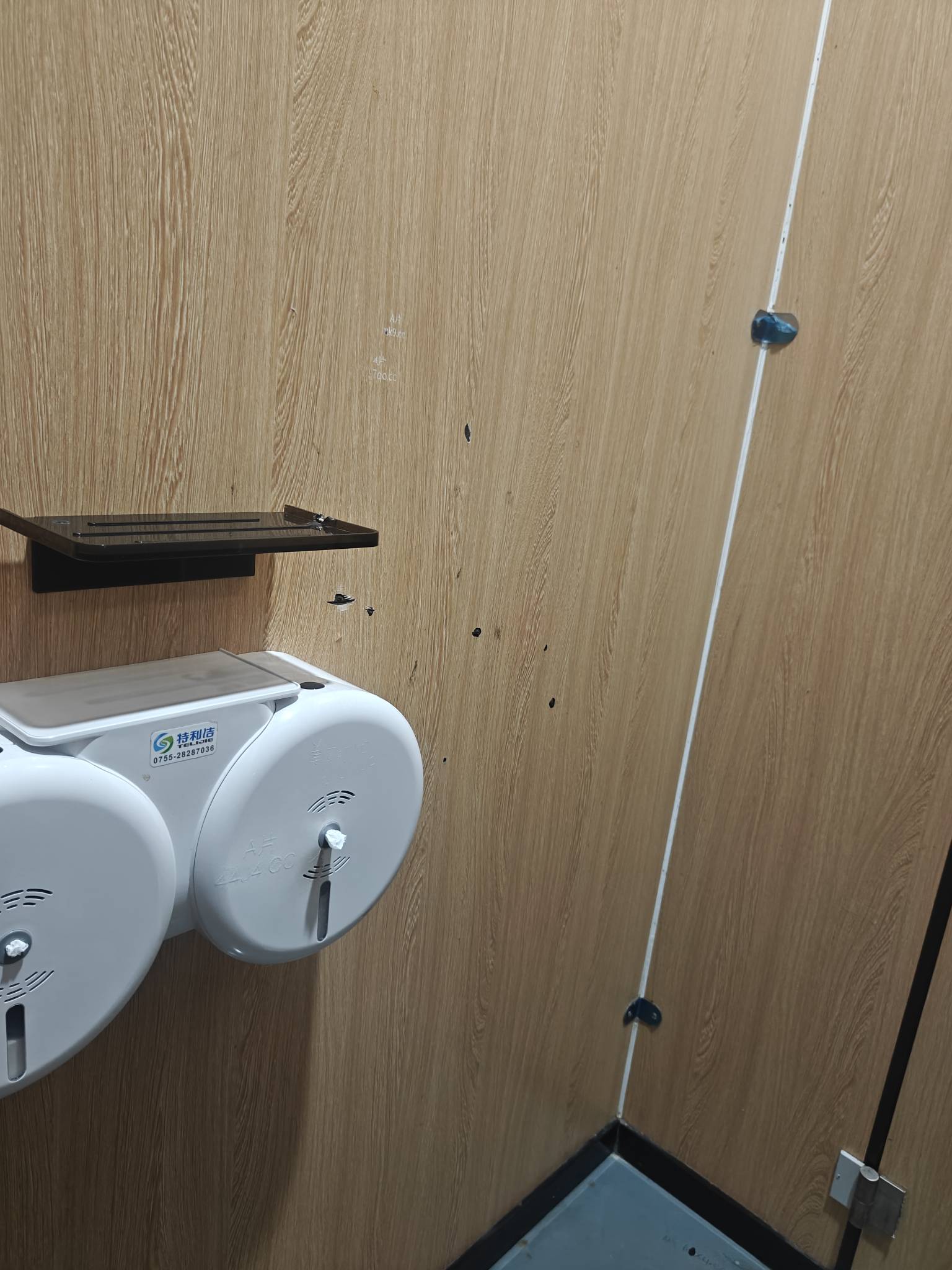 挂壁厕所中，广东好冷啊今天


17 / 作者:电竞经理回电 / 