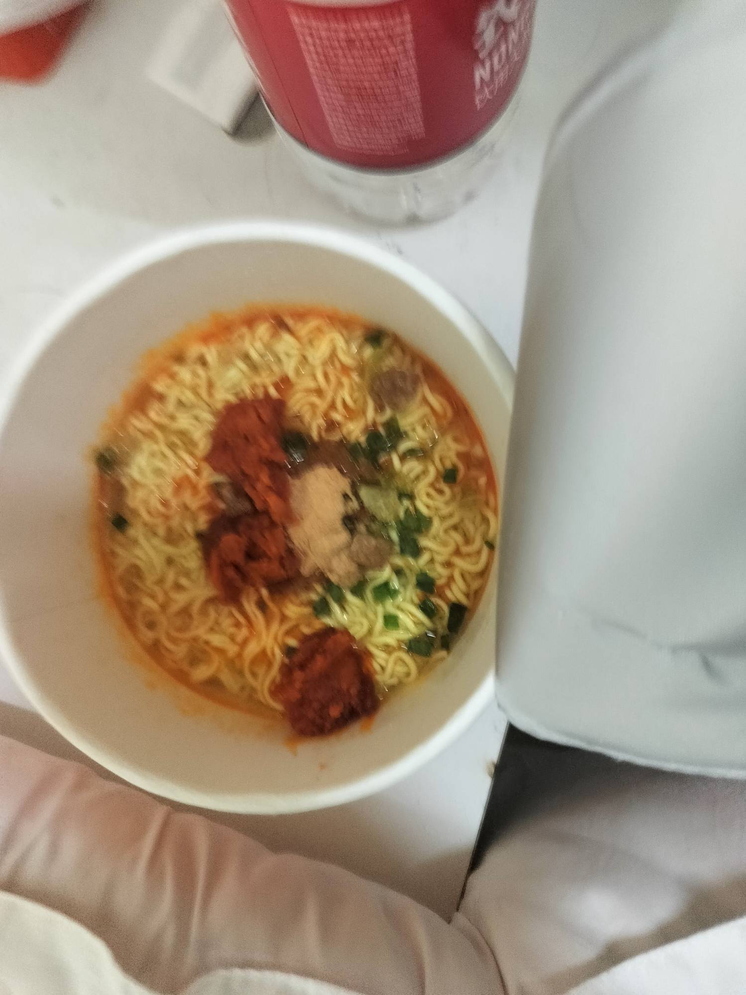 今天第一顿，刚去外面没一个小卖部开门还好有一包泡面，不然泡面都没有吃


71 / 作者:等风莱山区 / 