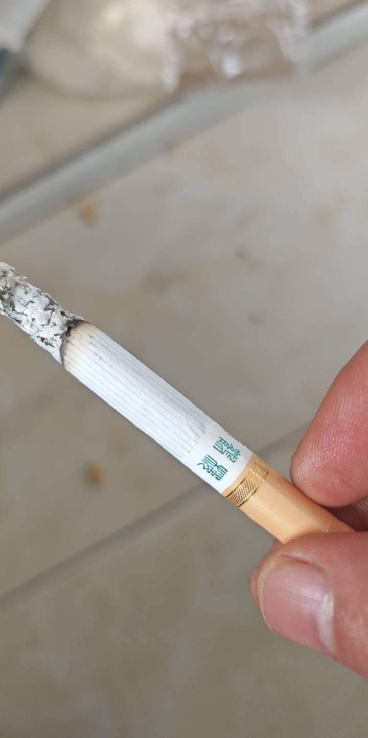 老哥们，大过年的拿这种烟发给别人，会不会被笑话

70 / 作者:露西亚的鱼 / 