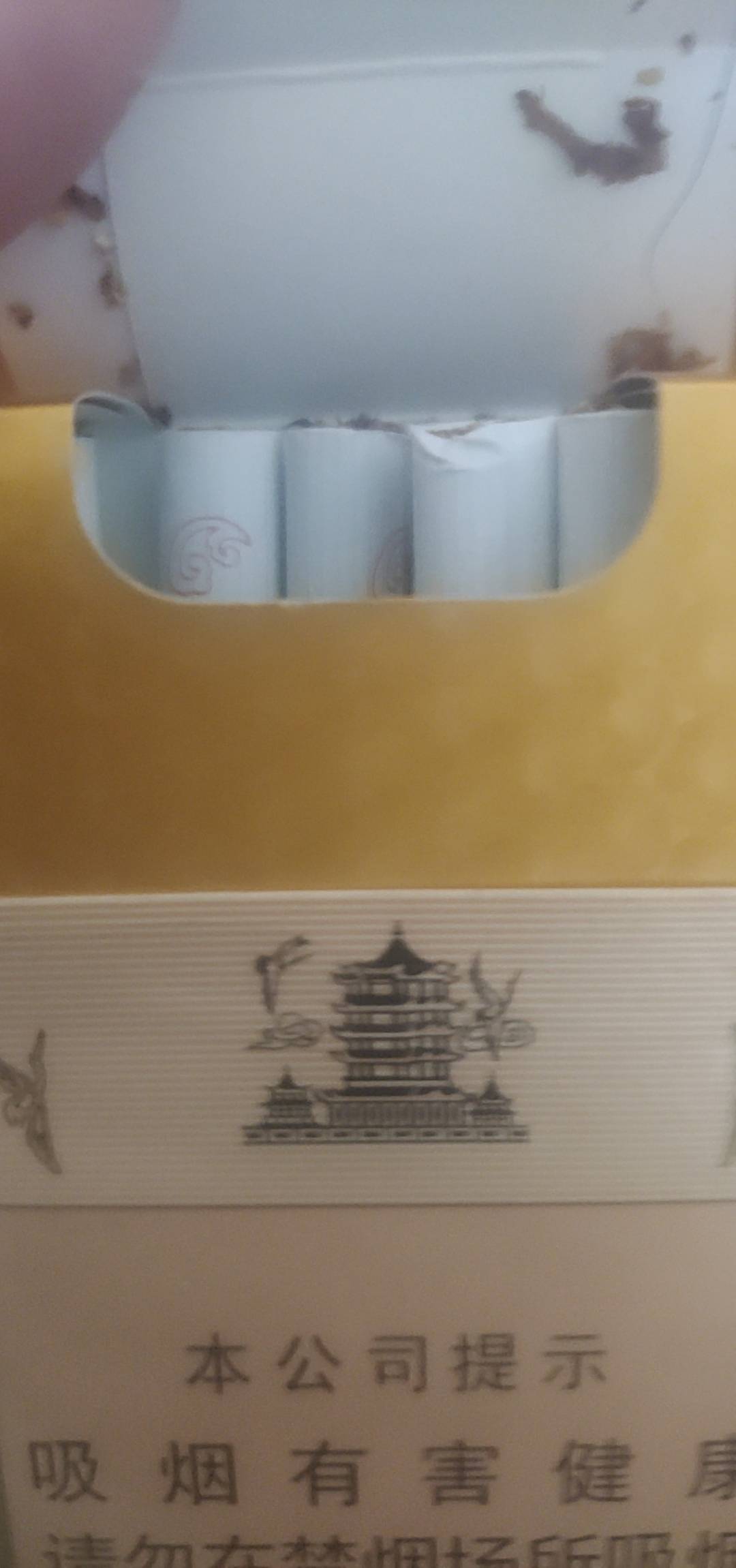 老哥们，大过年的拿这种烟发给别人，会不会被笑话

51 / 作者:旺旺小仙丶 / 