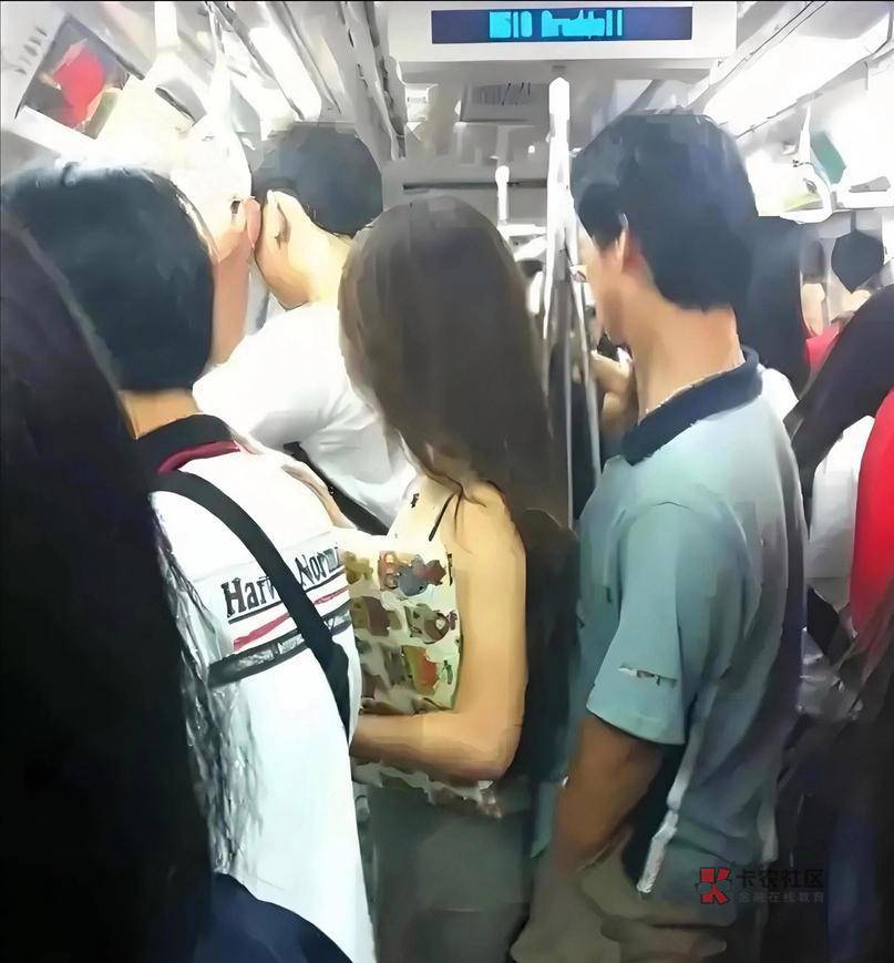 想起去年回家过年,我是农村人,35的光棍,没车没房,回到家也不出门,躲在被子里睡觉77 / 作者:小虾米911 / 想起去年回家过年,我是农村人,35的光棍,没车没房,回到家也不出门,躲在被子里睡觉77 / 作者:小虾米911 /