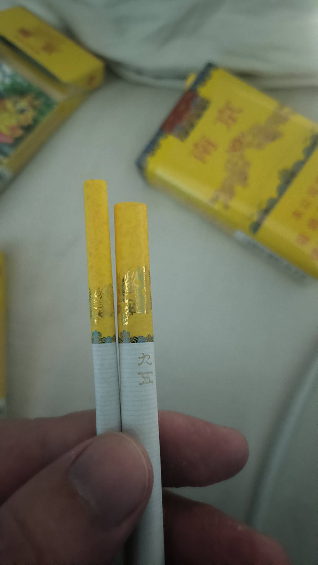 卡农专属烟小烟店降价了14块超市卖16
天天向上也降了3块 22块

29 / 作者:挂壁老哥gg / 