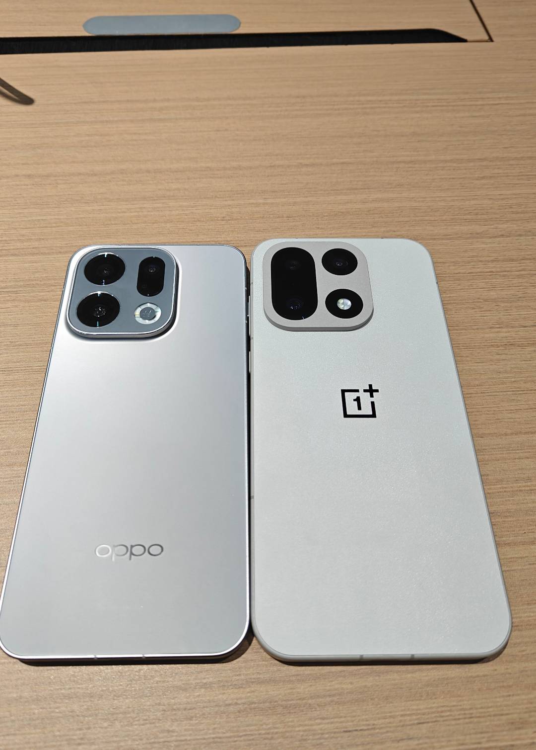 老哥们，这两个手机怎么选啊，我决定在挂壁两天去打螺丝然后换个手机 现在用的卡的要71 / 作者:挂壁老哥gg / 