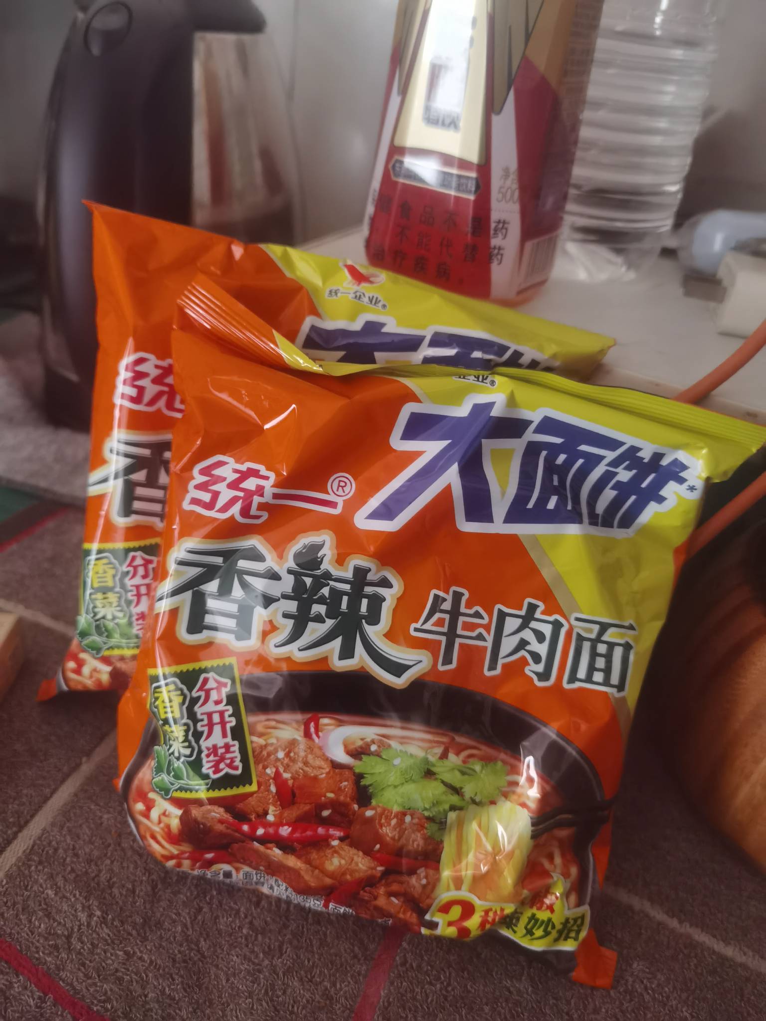 今天收入30毛，弄包烟 几包泡面 今天就这样了，明天还不知道上哪吃呢


44 / 作者:佬衲 / 