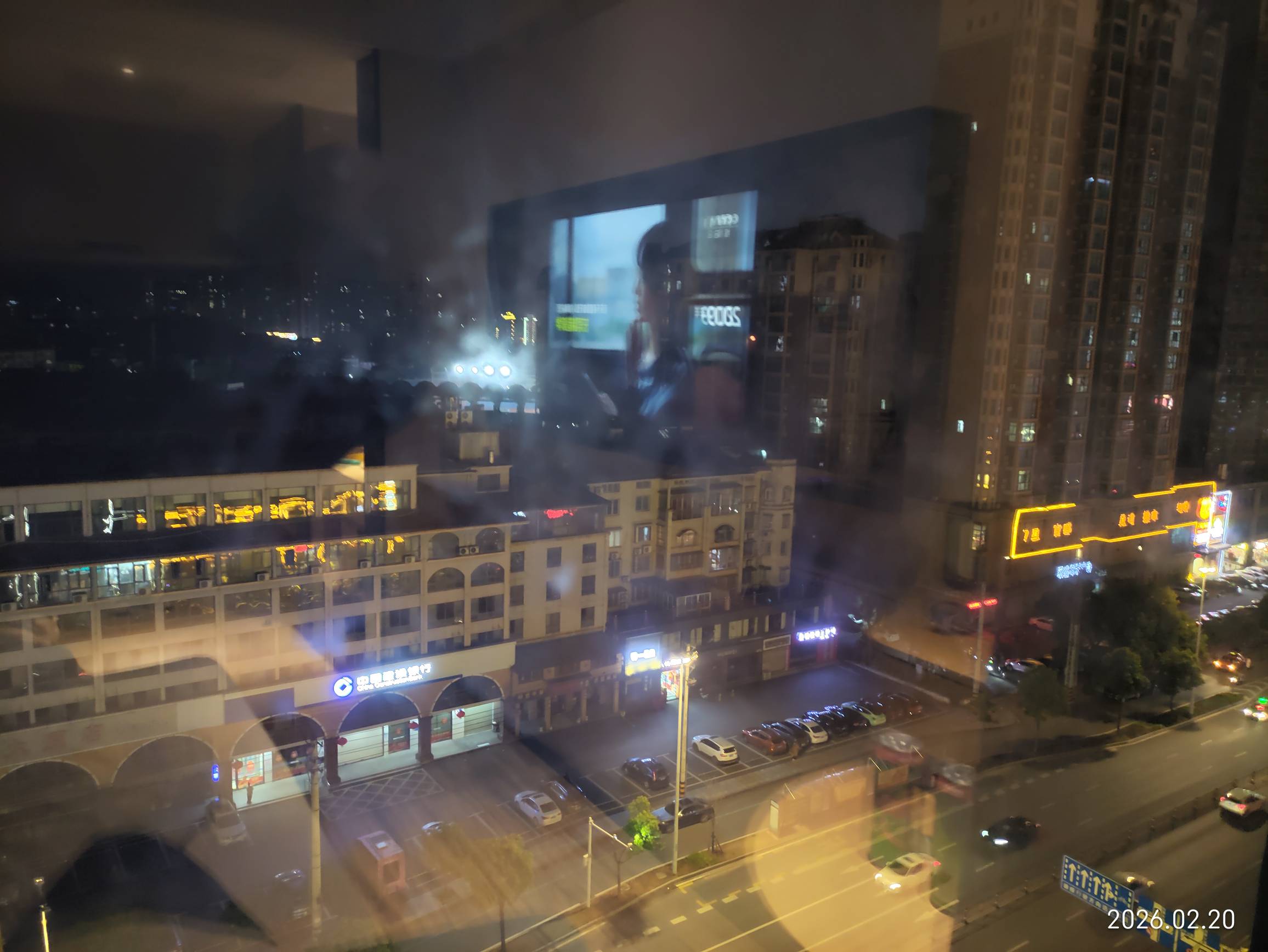 瘫痪酒店，从11日躺到今天20号，已经躺了一个多星期了，本来说躺到元宵节去找工作，老95 / 作者:红菜苔 / 