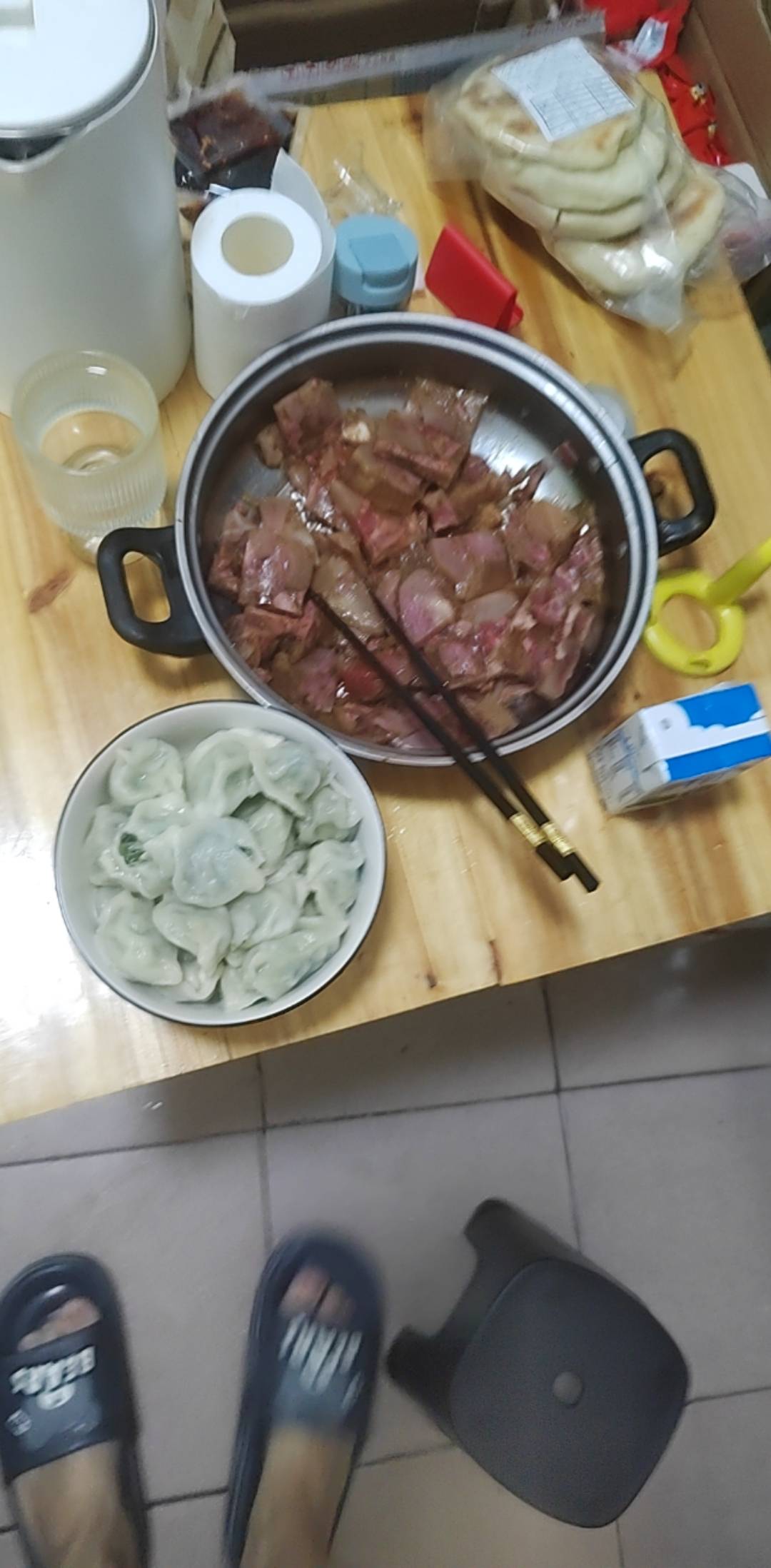 老哥们呀，冰箱饺子干完了，明天开始就要吃泡面了



14 / 作者:挂比了救我鸭 / 