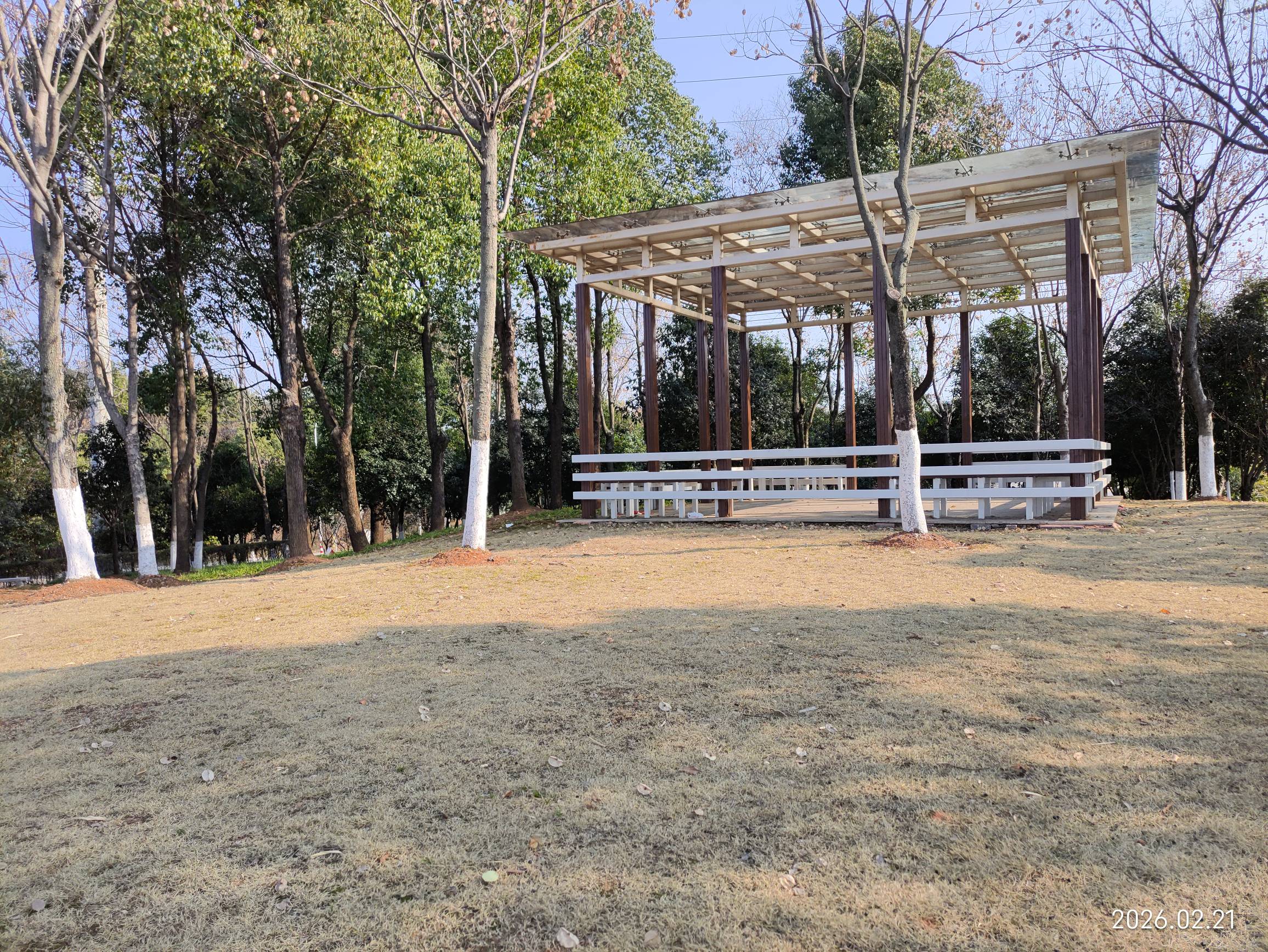 老哥们，有没有一起到公园挂比的，天气也暖和了，公园没啥人，充电也方便，旁边就有公92 / 作者:红菜苔 / 