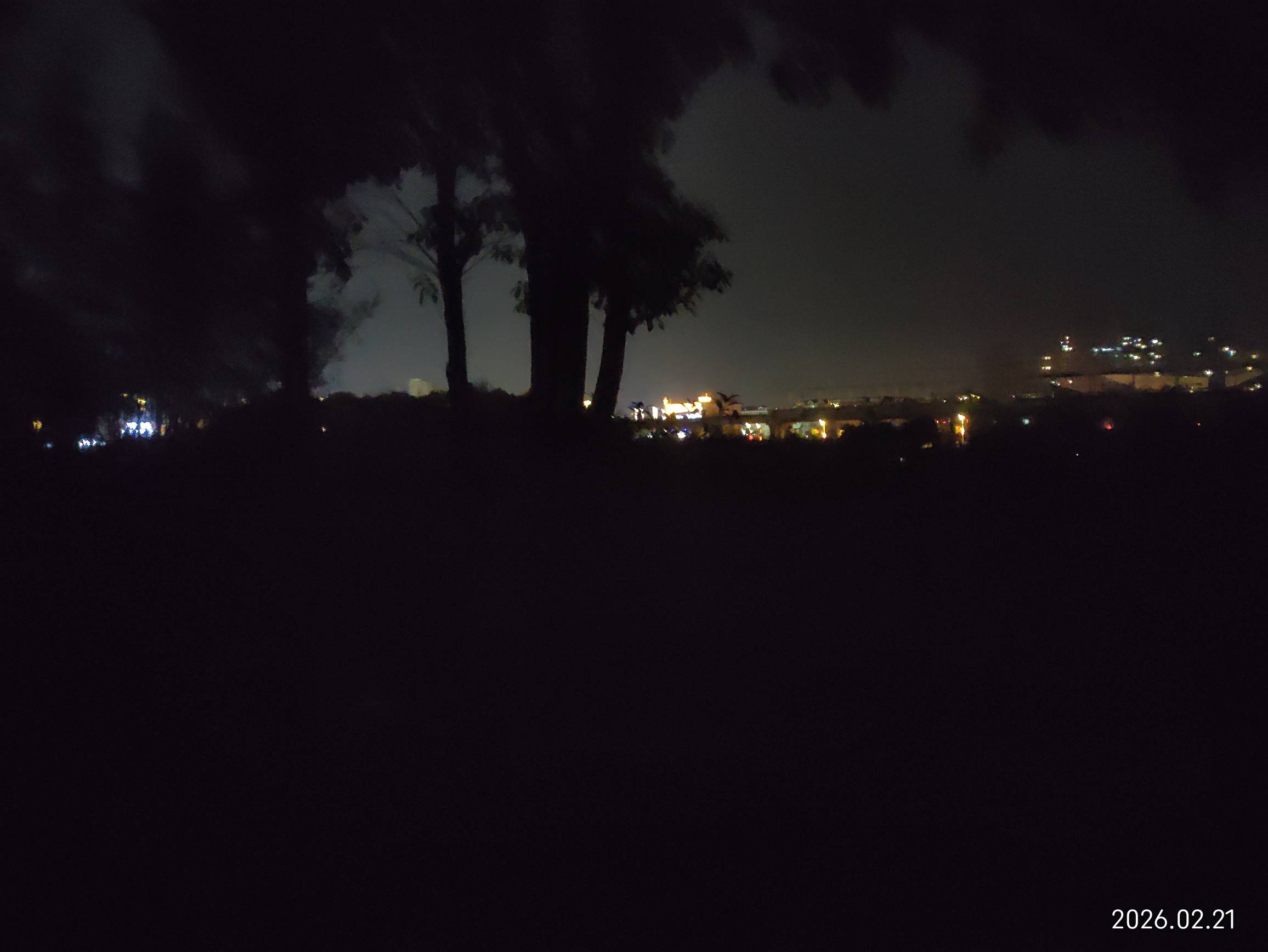 黑漆漆的公园，只有我一个人

回想前年在这里瘫痪了半个月，每天靠抖音0.01塔斯丁续命35 / 作者:红菜苔 / 