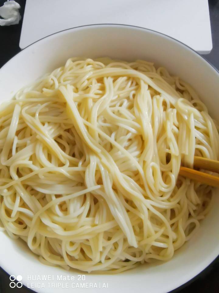 附近的生鲜超市还不开门，面条都快吃吐了

61 / 作者:MercyMei / 