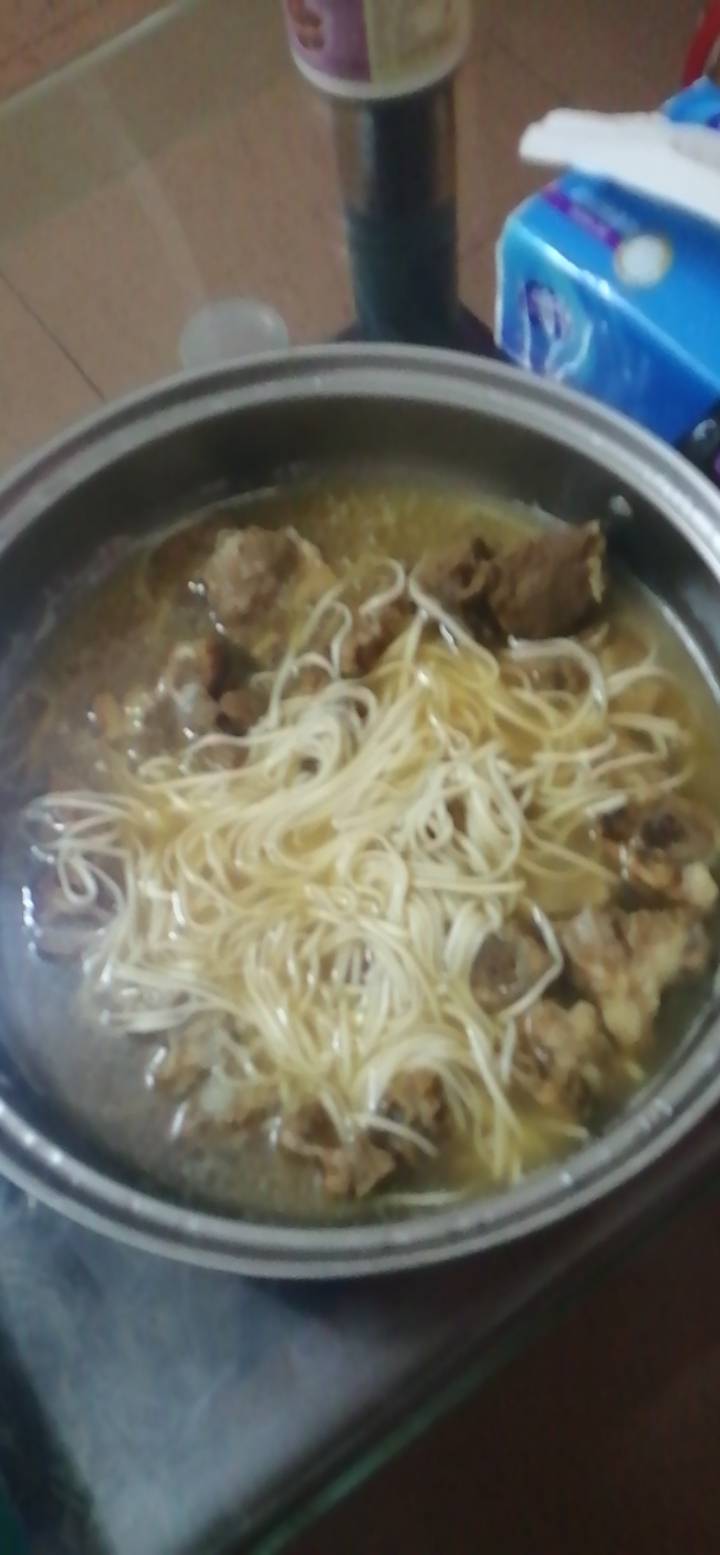 老哥吃早餐，自己煮，没钱到外面吃了

27 / 作者:专业吃席 / 