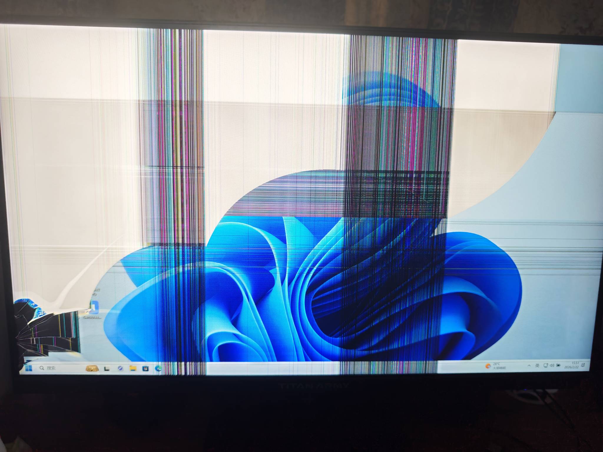 天塌了老哥们收拾的时候磕到床脚屏幕直接碎了 这也太脆弱了损失700大毛 保修也没法保61 / 作者:　晟 / 