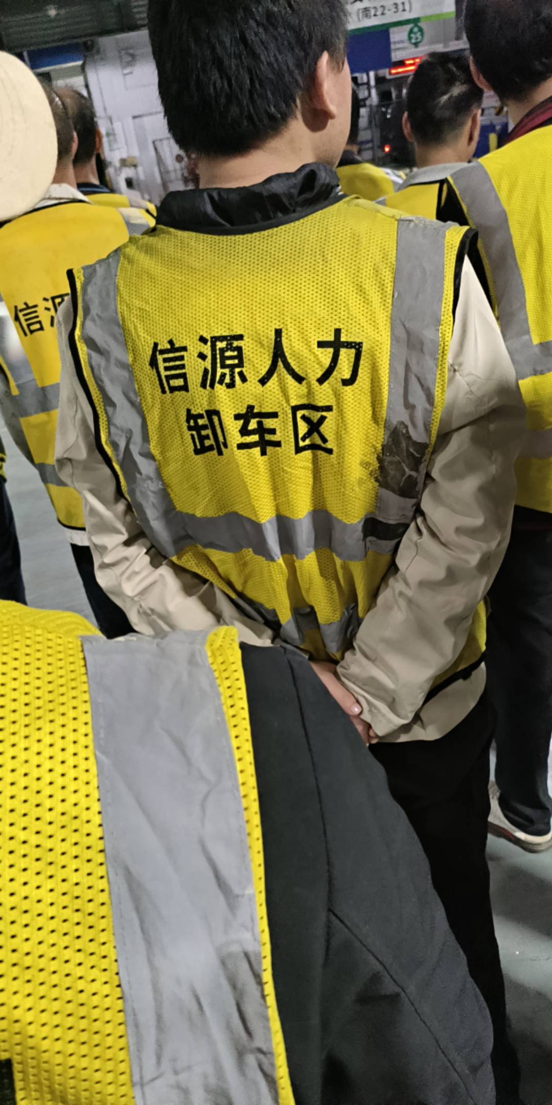 老哥们 根本不跟回家 早上出门本来打算溜达一圈回家跟家里人说开就是没上班所以没钱也50 / 作者:大哥让我先跑 / 