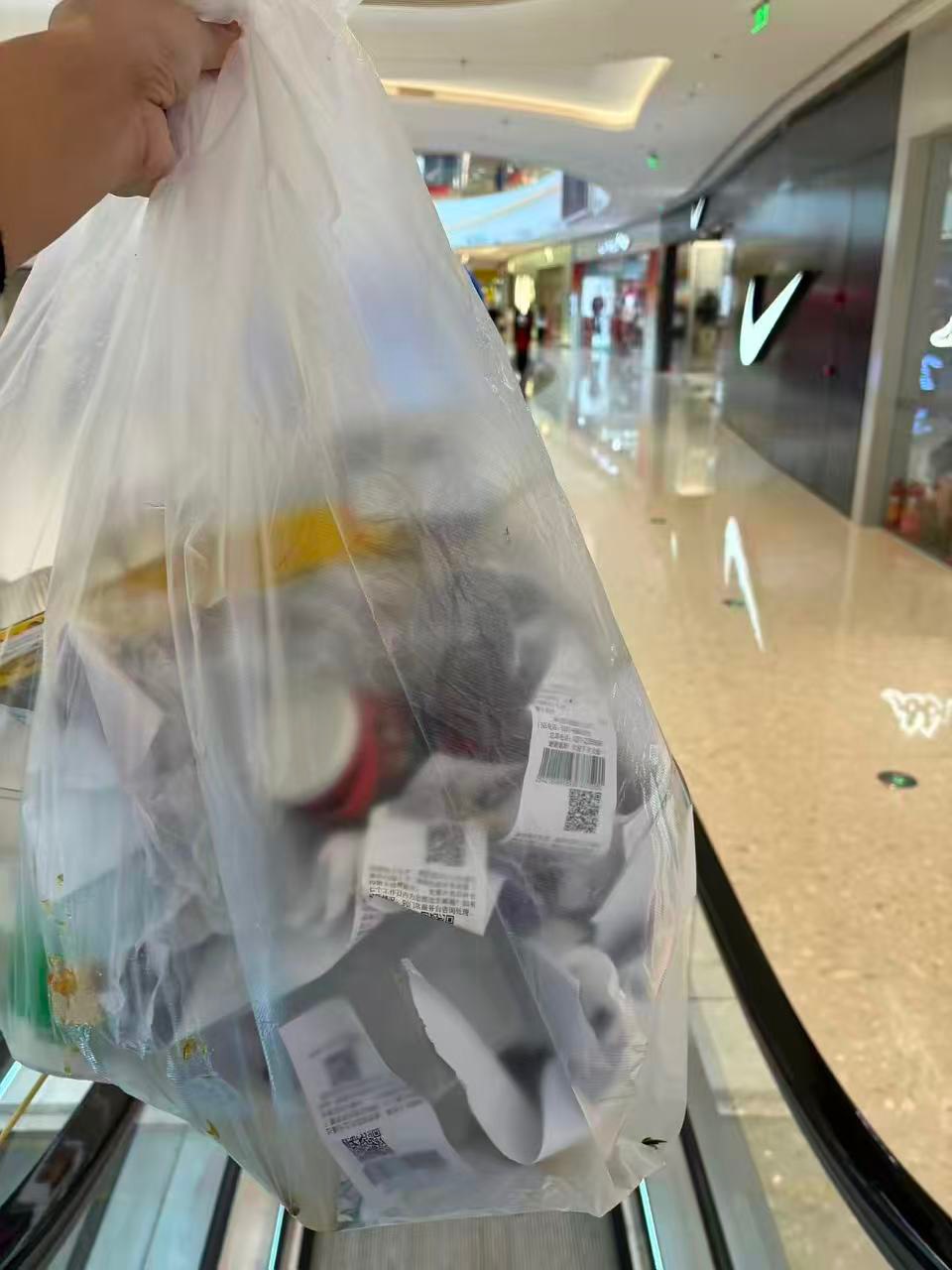 成功拿下永辉垃圾桶，一上午的收获，这些人小票都不要，不知道能拿着小票开发票，现在72 / 作者:卡农从不缺人才 / 