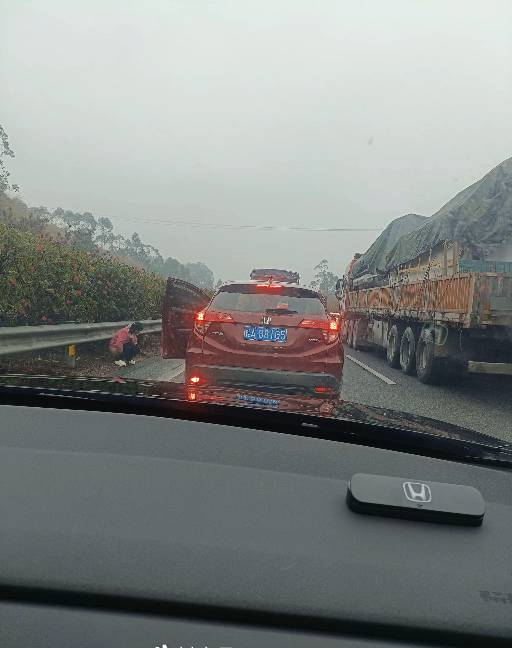 这是广西那个老表啊，666。高速这么堵车吗？

10 / 作者:挂比了救我鸭 / 