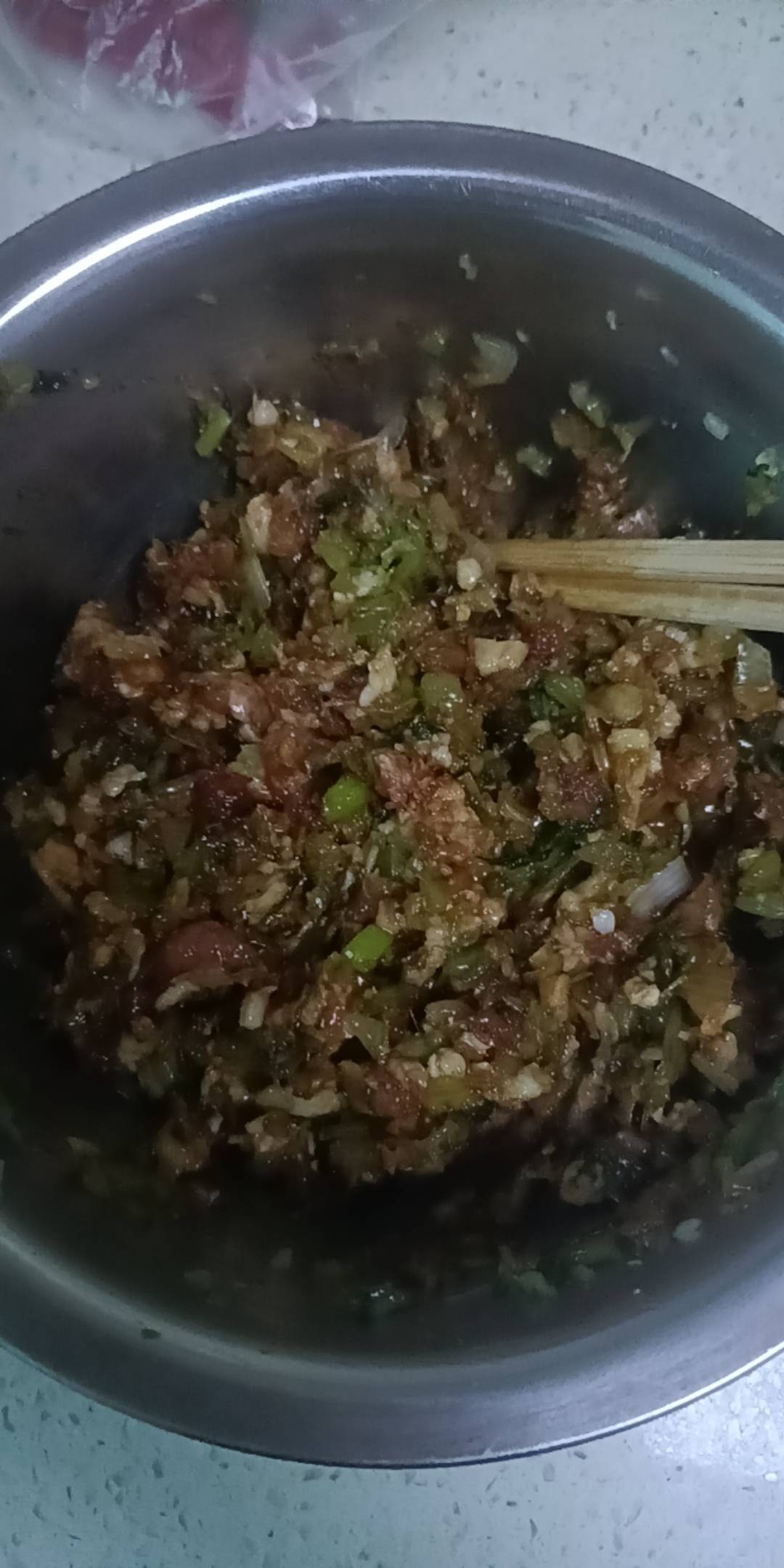 终于调好了馅了，剁了半天，等面醒好了就可以包大.了，第一个给老哥们先吃

33 / 作者:顾小贝 / 