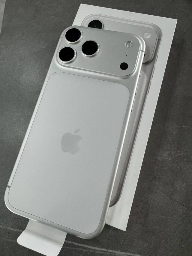 老哥们，想换17pm了，这个旧手机帮我估个价，全原装，无拆无修无换电池，外观基本95新20 / 作者:莫问归期2023 / 