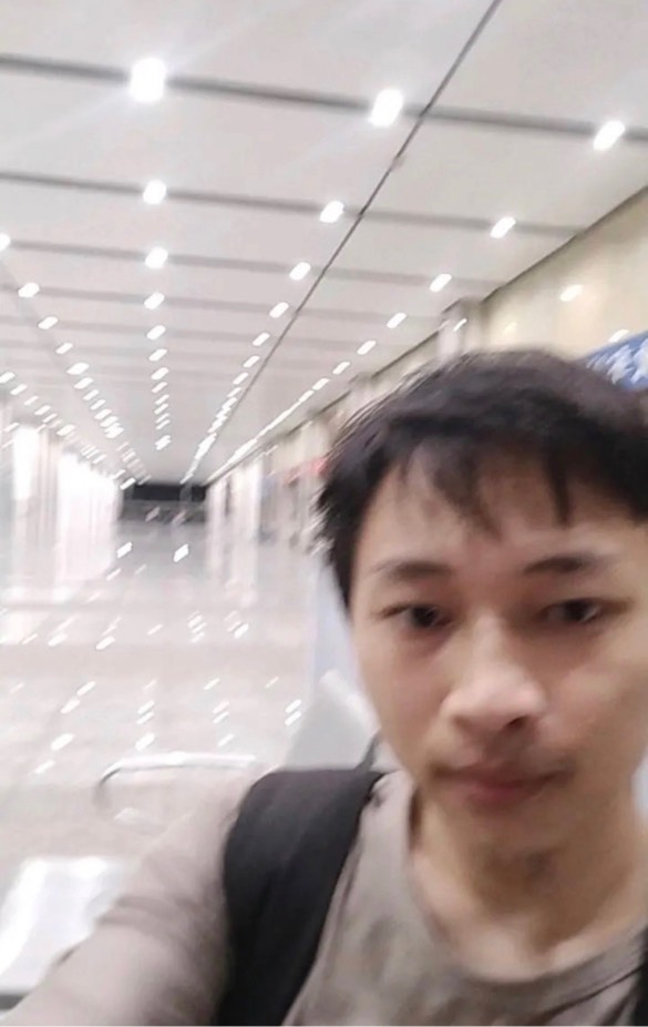 老哥们就鄙人这个颜值，在卡农属不属于小帅级别的了

3 / 作者:卡农从不缺人才 / 