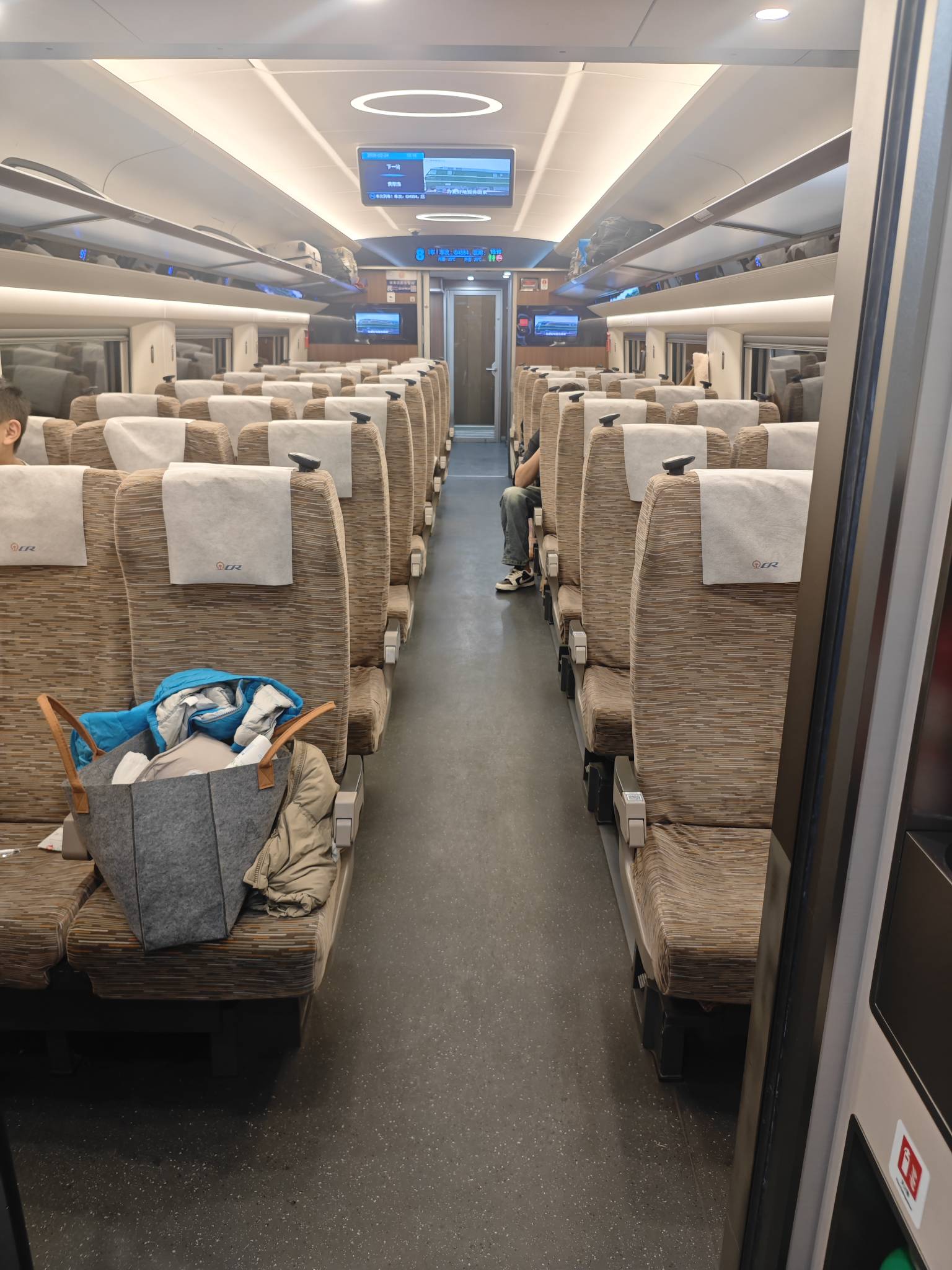 过完年回重庆了，高铁上人都没有两个完全是在拉椅子，这次返程在闲鱼上找的7折火车票70 / 作者:曾经遗忘的角落 / 