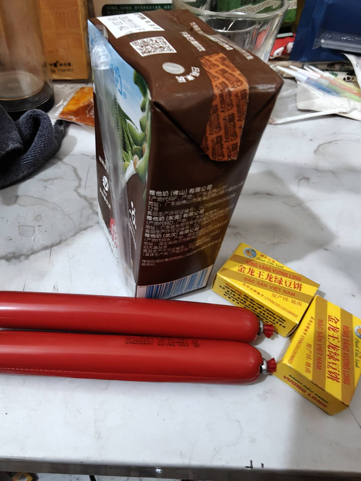 大晚上睡醒还是省点钱吧，吃两根火腿肠行了，等会再睡上午还得吃正餐

50 / 作者:智者见智 / 